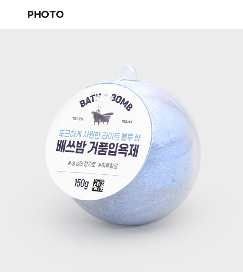 포근하게 시원한 라이트 블루 향이 나는 배쓰밤 거품 입욕제입니다. 다이소 신상 버블 입욕제 배쓰밤&파우더 have a nice time #라이트블루향 #포근하게시원한 3000원 품번: 1021454PHOTO BAT' BOMB TRY TO RELAX 포근하게 시원한 라이트 블루 향 배쓰밤 거품입욕제 #풍성한향기로 #하루힐링 150gPRODUCT INFO BATH BOMB TRY TO RELAX 포근하게 시원한 라이트 블루 향 배쓰밤 거품입욕제 # 풍성한 향기로 #하루힐링 150g 천연유래 계면활성제 / 최소한의 성분사용 / 핸드메이드 *수제 상품 특성상 상품간의 미묘한 색상차이가 존재할 수 있습니다. *욕조에 다량 투입시, 잔여물이 남을 수 있습니다. (사용 시 주의 사항) 1.화장품 사용시 또는 사용 후 직사광선에 의하여 사용 부위에 붉은 반점, 부어오름 또는 가려움증 등의 이상이나 부작용이 있는 경우 전문의 등과 상담할 것. 2.상처가 있는 부위 등에는 사용을 자제할 것 3.보관 및 취급시의 주의 사항 가) 어린이의 손이 닿지 않는 곳에 보관할 것 나) 직사광선을 피해서 보관할 것 본 제품에 이상이 있을 경우 공정거래위원회고시 소비자분쟁해결기준에 따라 보상해 드립니다. (사용방법) 수조에 미온수를 1/4 정도 받은 후 본 입욕제를 투입. 수도꼭지나 샤워기를 틀어 풍성한 거품을 만든 후 입욕. 입욕 후 깨끗한 물로 헹굼. QR 코드 스캔으로 사용 모습 확인 본 이미지는 연출된 이미지로, 실제 사용 장면과 상이할 수 있습니다. SIZE 7cm 7cm 제품의 사이즈는 재는 방법에 따라 약간의 오차가 있을 수 있으며, I 제품 색상은 모니터의 설정에 따라 차이가 있을 수 있습니다. (품명) 거품입욕제(블루)1 50G (품번) 1021454 (제조 및 책임판매업자) (주)사부코리아 경기도 김포시 양촌읍 양곡4로 163 3층 / 02-1522-8551 (제조번호 및 사용기한) 제품 포장에 별도 표시 (중량) 150g Madein Korea (전성분) 소듐바이카보네이트, 시트릭애씨드, 소듐코코일이세티오네이트, 라우라미도프로필베타인, 글리세린, 울트라마린, 청색1호, 적색40호, 향료