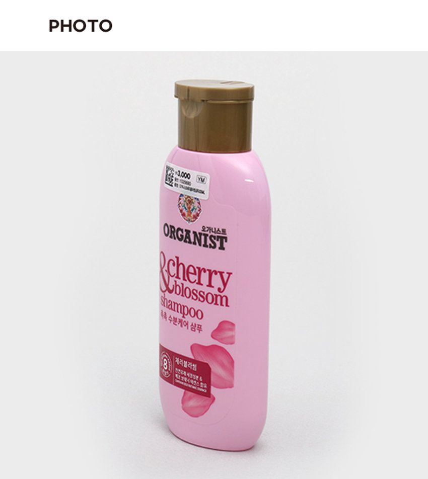 오가니스트 체리블라썸 샴푸는 촉촉 수분케어 샴푸입니다. 천연유래 세정성분 5와 에코 보태닉 에센스가 함유되어 있습니다. PHOTO 3,000 YM 학 INDRIPEADA 오가니스트 &cherry shampoo 수분케어 샴푸 체리블라썸 MA 예종님뿐 &오메시에센스 22 -PRODUCT INFO 오가니스트 내추럴 체리블라썸 수분 샴푸 푸석하고 건조한 모발용 수분가득 체리블라썸 담은 샴푸로 촉촉하고 생기있는 모발케어 천연유래 세정성분 ★ 무농약 재배 에코 보태닉 에센스★★ 비누풀잎 | 솝베리 성분 & 합성농약과 인공비료 없이 키운 올리브오일에서 얻은 식물 성분 에센스 담은 포뮬러로 천연유래 세정성분 함유 두피 / 모발 유수분 밸런스 유지 도움 화학성분 8무첨가 ★★★ 및 약산성 pH 실리콘, 석유계 계면활성제, 동물성원료, 파라벤 무첨가! 약산성 포뮬라로 건강한 두피 / 모발 케어! ★ 에코 보태닉 클렌징TM : 올리브오일에서 얻은 천연유래 세정성분 / 비누풀잎 / 솝베리 성분의 클렌징 콤플렉스 ★ ★ 에코 보태닉 에센스 TM : 무농약 재배의 바바수씨오일 / 캐모마일꽃수 / 레몬밤워터 콤플렉스 ★ ★ ★ 8무첨가 : 석유계 계면활성제, 실리콘, 파라벤, 광물성 오일, 동물성 원료, 트리클로산, 벤잘코늄클로라이드, 벤조페논-3 무첨가 ● 사용법 적당량의 샴푸를 손에 덜어 젖은 모발과 두피에 거품을 내며 충분히 마사지 한 후 적당한 온도의 물로 깨끗하게 헹구어 줍니다. SIZE 100 ORGANIST 오가니스트 16.7cm &Cherry stampoo 수분제어 샴푸 제격불과정 안전하게 시간으로 E 14 7cm 3.2cm 제품의 사이즈는 재는 방법에 따라 약간의 오차가 있을 수 있으며, 제품 색상은 모니터의 설정에 따라 차이가 있을 수 있습니다. ·제품명 오가니스트 내추럴 체리블라썸 수분 샴푸 (Organist Natural Cherry Blossom Hydrating Shampoo) · 용량 200ml · 성분명 정제수, 소듐라우레스설페이트, 코카미도프로필베타인, 소듐라우레스-6카복실레이트, 신양벚나무꽃추출물(100 ppm), 해바라기씨오일, 바바수씨오일, 캐모마일꽃수, 레몬밤꽃/잎/줄기수, 비누풀잎추출물, 무환자추출물, 포타슘올리베이트, 피피지-3카프릴릴에텔, 폴리쿼터늄-10, 피이지-40하이드로 제네이티드캐스터오일, 피이지-1 50펜타에리스리틸테트라스테아레이트, 피이지 -6카프릴릭/카프릭글리세라이드, 테트라소듐이디티에이, 시트릭애씨드, 소듐시트 레이트, 소듐클로라이드, 1,2-헥산디올, 헥실렌글라이콜, 향료, 소듐벤조에이트 ● 사용시의 주의사항 1) 화장품 사용 시 또는 사용 후 직사광선에 의하여 사용부위가 붉은 반점, 부어오름 또는 가려움증 등의 이상 증상이나 부작용이 있는 경우 전문의 등과 상담 할 것. 2) 상처가 있는 부위 등에는 사용을 자제할 것. 3) 눈에 들어갔을 때에는 즉시 씻어 낼 것. 4) 사용 후 충분히 물로 씻어내지 않으면 탈모 또는 탈색의 원인이 될 수 있으므로 사용 후 충분히 물로 씻어낼 것.5) 보관 및 취급 시의 주의사항 가) 어린이의 손이 닿지 않는 곳에 보관할 것. 나) 직사광선을 피해서 보관할 것. ● 본 제품을 머리 감는 용도 외에는 사용하지 마십시오. · 본제품은 공정거래위원회 고시에 의거하여 보상받을 수 있습니다. · 자연으로부터 얻은 성분이 함유되어 시간이 경과되면서 내용물이 변색 될 수 있으나 제품의 품질에는 이상이 없습니다. 제조원 및 책임판매원 : 154139 (주)엘지생활건강 페트 (공장) 충청북도 청주시흥덕구 2순환로 765 (본사) 서울시 종로구 새문안로 58 캡:PP 801051 고객상담실 080-023-7007(수신자 부담) 라벨:LDPE MADE IN KOREA