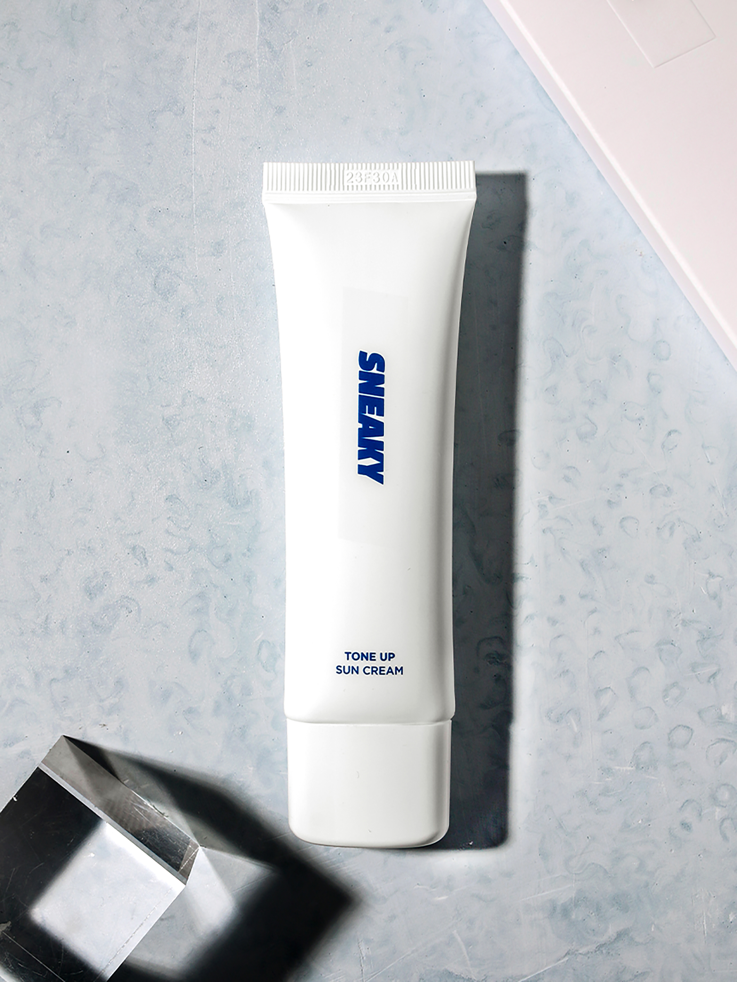 다이소 스니키 톤업 선크림 SPF50+ PA++++ 50ml