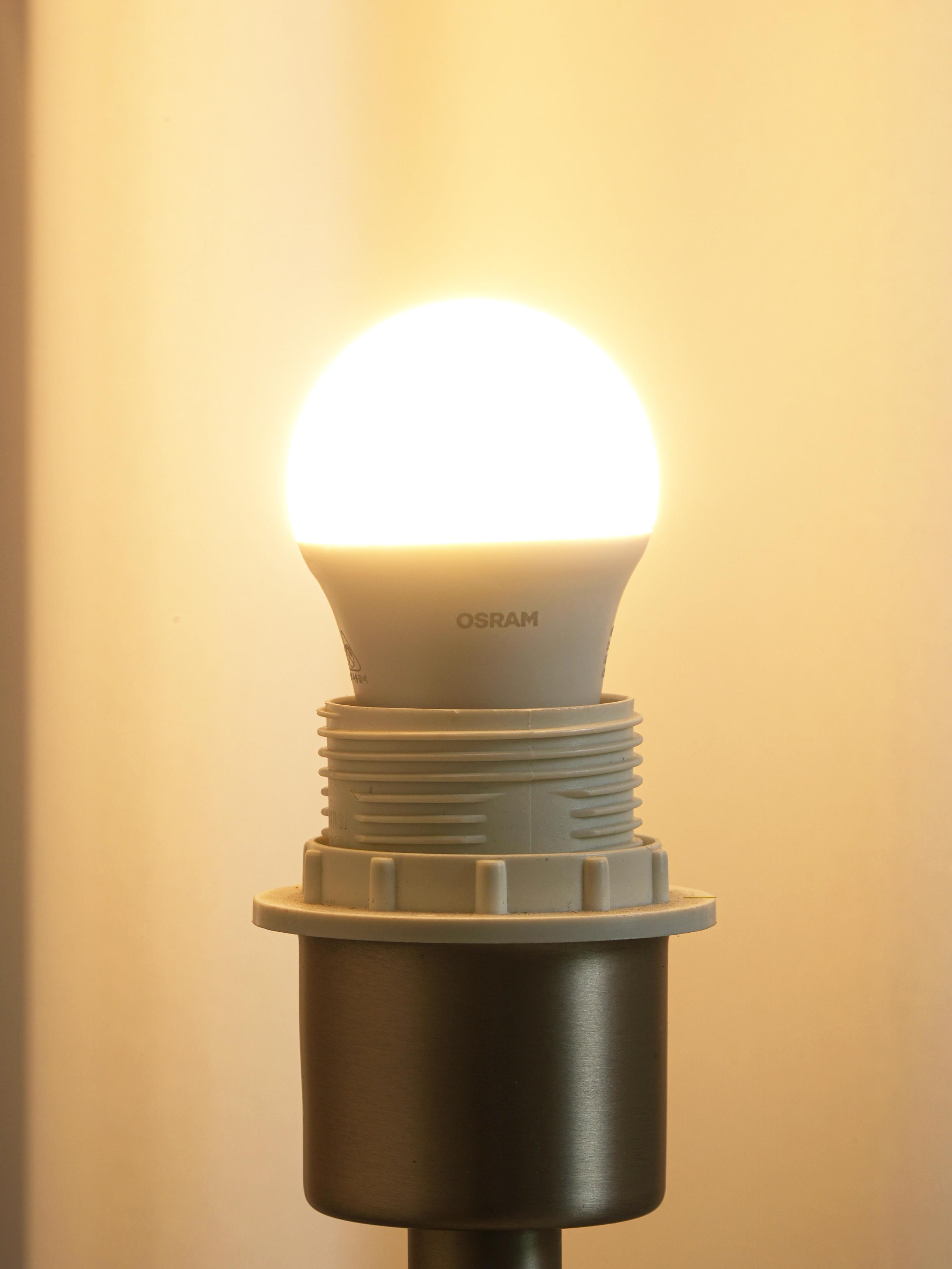 Светодиодная лампа OSRAM 3 Вт теплый свет