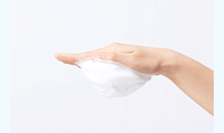 꽉-잡아 수분! JMsolution x 쁘다이소 B5 히아 라인 JMsolution 피코트 IMsolution 687 JMsolution ·HIAMOISTURIZING Miolution CHANGISTORING BOYIMASON 아니아베 Mirk-tion 비율 메마른 피부 크림 수분 버블 클렌징 #12중 멀티 히아루론산 #판테놀 #JMSOLUTION IN DAISO . . o daiso 다이소에서 JMsolution 만나요! B5 HYA MOISTURIZING CLEANSING FOAM Hydration Panthenol Hyaluronic Acid morter with soft yet dense bubbles contain hyaluronic acds andparthenol JMSOLUTION B5 HYA MOISTURIZING CLEANSING FOAM 제이엠솔루션 비파이브 히아 모이스처라이징 클렌징 폼 150ml 쫀 쫀 한 크림 거 품 으 로 건조한 피부도 수분 클 렌 징 JMsolution B5 HYA MOISTURIZING FOAM CLEANSING Hydration Panthenol Hyaluronic Acid Chanses_skin Impurtos eth softyetdense bubbles dearlyousion acds and panthenol 판테놀, 12가지 멀티 히아루론산 판테놀과 12가지 멀티 히아루론산*을 담은 제형이 빠르게 물에 풀려 부드러운 수분 버블 클렌징 쫀쫀한 수분 버블 풍성하고 쫀쫀한 수분 버블이 피부 노폐물을 꼼꼼히 씻어내 개운한 마무리감 피부 저자극 & 독일 더마테스트 완료 민감한 피부를 더욱 마일드하게 케어 *3가지 크기의 소듐하이알루로네이트, 2가지 크기의 하이알루로닉애씨드 포함판테놀과 멀티 히아루론산으로 수분고정 JMsolution B5 HYA MOISTURIZING CLEANSING FOAM Hydration Panthenol Hyaluronic Acid INGREDIENT 12 가지 멀티 히아루론산* *3가지 크기의 소듐하이알루로네이트, 2가지 크기의 하이알루로닉애씨드 포함 저, 중, 고분자 까지 12가지 종류의 멀티 히아루론산 함유 피부 수분을 촘촘히 채워주고 날아가지 않도록 보습 LOCKING! 3 1 고분자 히아루론산 피부 표면에서 수분 보호막 형성 21 중분자 히아루론산 수분 밀도를 높여 피부의 수분 보유력 증가 31 저분자 히아루론산 촘촘하게 차오르는 보습 탄력 판테놀 세/콜/지 비타민 B5로 세라마이드, 피부 장벽 보호, 수분 유지에 도움 콜레스테롤, 지방산 함유 보습과 진정에 효과적으로 피부사이사이를 연결해 피부 장벽을 건강하게 케어 튼튼한 피부 장벽으로 케어 알란토인 아쿠아씰 피부 보호 및 진정을 도와 피부 수분 보유력을 끌어올려 거친 피부를 매끄럽게 케어 더욱 촉촉한 피부로 케어 ·세라마이드엔피, 콜레스테롤, 스테아릭애씨드, 팔미틱애씨드 자일리톨, 안하이드로자일리톨, 자일리틸글루코사이드 풍성 쫀득 수분 버블 풍성하고 쫀득쫀득한 수분 버블을 형성해 피부 노폐물을 꼼꼼하게 세정 *왼쪽:자사 샘플 /오른쪽: 비파이브 히아 클렌징 폼 버블 밀착력 테스트 피부에 밀착되는 쫀득한 버블로 노폐물 OUT! 수분 IN!민감피부도 부담 없도록 3가지 테스트 완료! JMsolution BELHAMOISTURIZING □ 피부 자극 테스트 완료 피부저자극 (주)휴먼피부임상시험센터/ 31명 테스트 완료 2022년 4월 12일~2022년 4월 14일 □ 10가지 화학성분 무첨가 10 p-하이드록시벤조익애씨드, 메칠파라벤, 에칠파라벤, 이소프로필파라벤, 프로필파라벤, 이소 부틸파라벤, 부틸파라벤, 벤조페논 3, 벤조페논 4, 벤조페논 8 ORIGIN V 독일 더마테스트 완료 EXCELLENT Dermatest�gmbH/2022년 04월 29일 2022/2 dermates 24, 48, 72시간후 설문/30명 CLEAN BEAUTY FSC 인증 단상자 Hydration PanthenolHyaluronicAcid - 50ml/5.07l.nz MIX Packaging ⌀= FSC� C109666 FSC 산림의 무분별한 파괴를 막기 위해 FSC 인증 제지 사용 HOW TO USE 세안 시 적당량을 덜어 물로 충분히 거품을 낸 후 얼굴에 마사지하듯 문지르고 미온수로 깨끗이 씻어냅니다. 이런 분께 추천드립니다 건조하고 당기는 피부가 고민이신 분 V 더욱 가까운 국민가게 다이소에서 보습 제품을 찾으시는 분 V 가성비부터 가심비까지 모두 중요하신 분 V 세안 후에도 당김 없이 촉촉한 클렌저를 찾으시는 분 V 풍성하고 쫀쫀한 크림 거품의 클렌저를 찾으시는 분 B5 HYA MOISTURIZING JMsolution BSWAMOISTURIZING 다이소에서 만나는 메마른피부를위한수분 보습 : 다이소 x JMsolution solution JMsolution BUTHAREING JMsolution BSHYAMOISTURIZING 10.10002157-887-887 V 비파이브 히아 비파이브 히아 비파이브 히아 모이스처라이징 모이스처라이징 모이스처라이징 마스크 부스트 토너 XL 세럼 에멀전 #10분수딩진정 #대용량토너 #세럼in에멀전 #보습진정마스크 #멀티유즈 #2in1밀키에멀전 CLEAN BEAUTY BS HAMOSTURING JMsolution VPOUMOISTURIZING JMsolution BEHAMOISTURIZING 비파이브 히아 비파이브 히아 비파이브 히아 모이스처라이징 모이스처라이징 모이스처라이징 앰플 크림 클렌징 폼 #집중수분고정 #풀보습진정케어 #크림거품 클렌징 #롱래스팅보습 #쫀쫀휘핑크림 #노폐물말끔세정 제품명 : 제이엠솔루션 비파이브 히아! 모이스처라이징 클렌징폼 용량 : 150ml 제품주요사양 : 모든 피부에 사용가능 사용방법 : 상품 상세페이지 참조 화장품제조업자 :(주)제이오알알앤디 화장품책임판매업자 : (주)지피클럽 제조국 : 한국 7 능성 여부 : 해당사항 없음 품질보증기준:본제품에 이상이 있을 경우 공정거래위원회 고시'소비자 분쟁 해결 기준'에 의해보상해 드립니다. 사용 시의 주의사항 1)화장품 사용 시 또는사용 후 직사광선에 의하여 사용부위가 붉은 반점, 부어오름 또는 가려움증 등의 이상 증상이나 부작용이 있는 경우 전문의 등과 상담할 것 2) 상처가있는 부위 등에는 사용을 자제할것 3) 보관 및 취급 시의 주의사항 가)어린이의 손이 닿지 않는 곳에 보관할 것 나) 직사광선을 피해서 보관할 것 전성분 정제수, 팔미틱애씨드, 스테아릭애씨드, 라우릭애씨드, 포타슘하이드록사이드, 미리스틱애씨드, 글리세린, 피이지-32, 코카미도프로필베타인, 글리세 릴스테아레이트, 판테놀(100ppm), 알란토인, 소듐하이 알루로네이트(100.2ppb), 하이 (드롤라이즈드소듐하이알루로네이트(10ppb), 하이드롤라이즈드하이알루로닉애씨드(110ppb), 소듐아세틸레이티드하이알루로네이트(1ppb), 하이드록시프로필트라이 (모늄하이알루로네이트(1ppb), 다이메틸실란 반올하이알루로네이트(0.6ppb), 소듐하이알루로네이트크로스폴리머(0.25ppb) 하이알루로닉애씨드(0.2ppb), 포타슘하이알루로네이트(0.02ppb), 세라마이드엔피, 콜레 스테롤, 글라이코스핑고리피드, 헥
실라우레이트, 자일리틸글루코사이드, 안하이드로자일리톨, 자일리톨, 소듐클로라이드, 소듐폴리아크릴레이트, 아라키딕애씨드, 하이드록시에틸셀룰로오스, 실리카, 소듐벤조에이트, 카프릴릭/카프릭트라이글리세라이드, 다이소듐포스페이트, 1,2-헥산다이올, 글루코오스, 하이드로제네이티드포스파티딜콜린, 부틸렌글라이콜, 소듐포스페이트, 수크로오스스테아레이트, 에틸헥실글리세린, 폴리솔베이트60, 피이지-14M, 피이지-100스테아레이트, 폴리쿼터늄-7, 펜틸렌글라이콜, 다이소듐이디티에이, 페녹시에탄올, 향료 Water, PalmficAcid, StearicAcid, Lauric Acid, PotassiumHydroxide, MyristicAad,glycerin, PEG-32, Co- camidopropyl Betaine,glyceryl Stearate, Panthenol(100ppm), Allantoin, Sodium Hyaluronate(100.2ppb), HydrolyzedSodiumHyaluronate(10ppb), HydrolyzedHyaluronic Acid(110ppb), SoctumAcetylatedHyaluro- nate(1ppb), HydroxypropylimoniumHyaLrorate/ippbl Dimethyisland|Hyaluronate(0.6ppb), SodiumHyal- uronate Crosspolymer(0.25ppb), Hyaluronic Acid(0.2ppb), Potassium Hyaluronate(0.02ppb), Ceramide NP, Cholesterol,glycosphingolipids, Hexyl Laurate, Xylitylglucoside, Anhydroxylitol, Xylitol, Sodium Chloride, Sodium Polyacrylate, ArachidicAcid, Hydroxyethylcellulose, Silica, Sodium Benzoate, Caprylic/Capric Tri-glyceride, Disodium Phosphate, 1,2-Hexanediol,glucose, Hydrogenated Phosphatidylcholine, Butyleneglycol, Sodium Phosphate, Sucrose Stearate, Ethylhexylglycerin, Polysorbate 60, PEG-14M, PEG-100 Stearate, Polyquatemium-7, PentyleneGlycol, Disodium EDTA, Phenoxyethanol, Fragrance 본상품정보(상품 상세,상품 설명등)의내용은협력사가직접등록한것입니다.