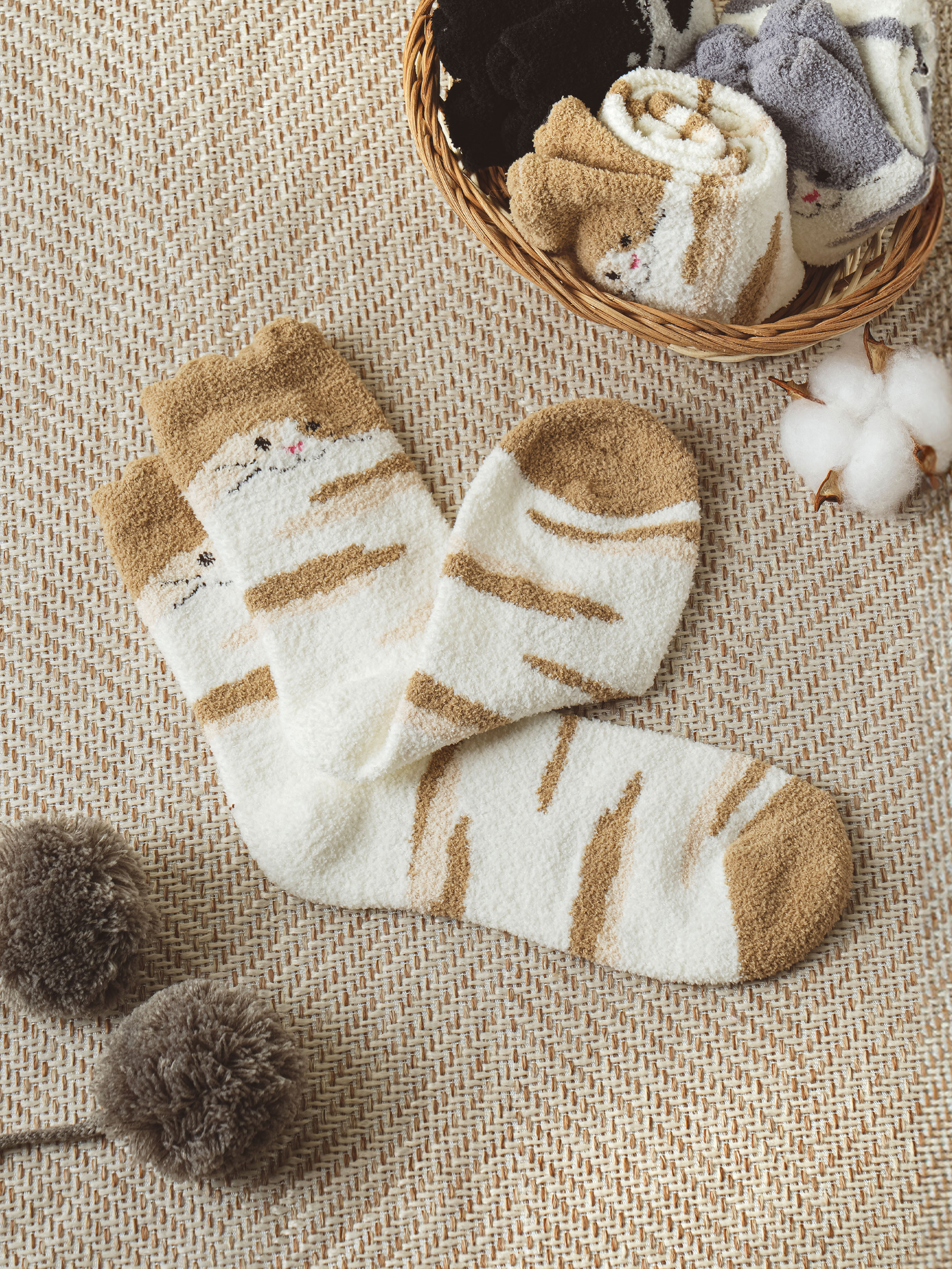 Пушистые носки Kikiya Socks Семья кошек коричневые