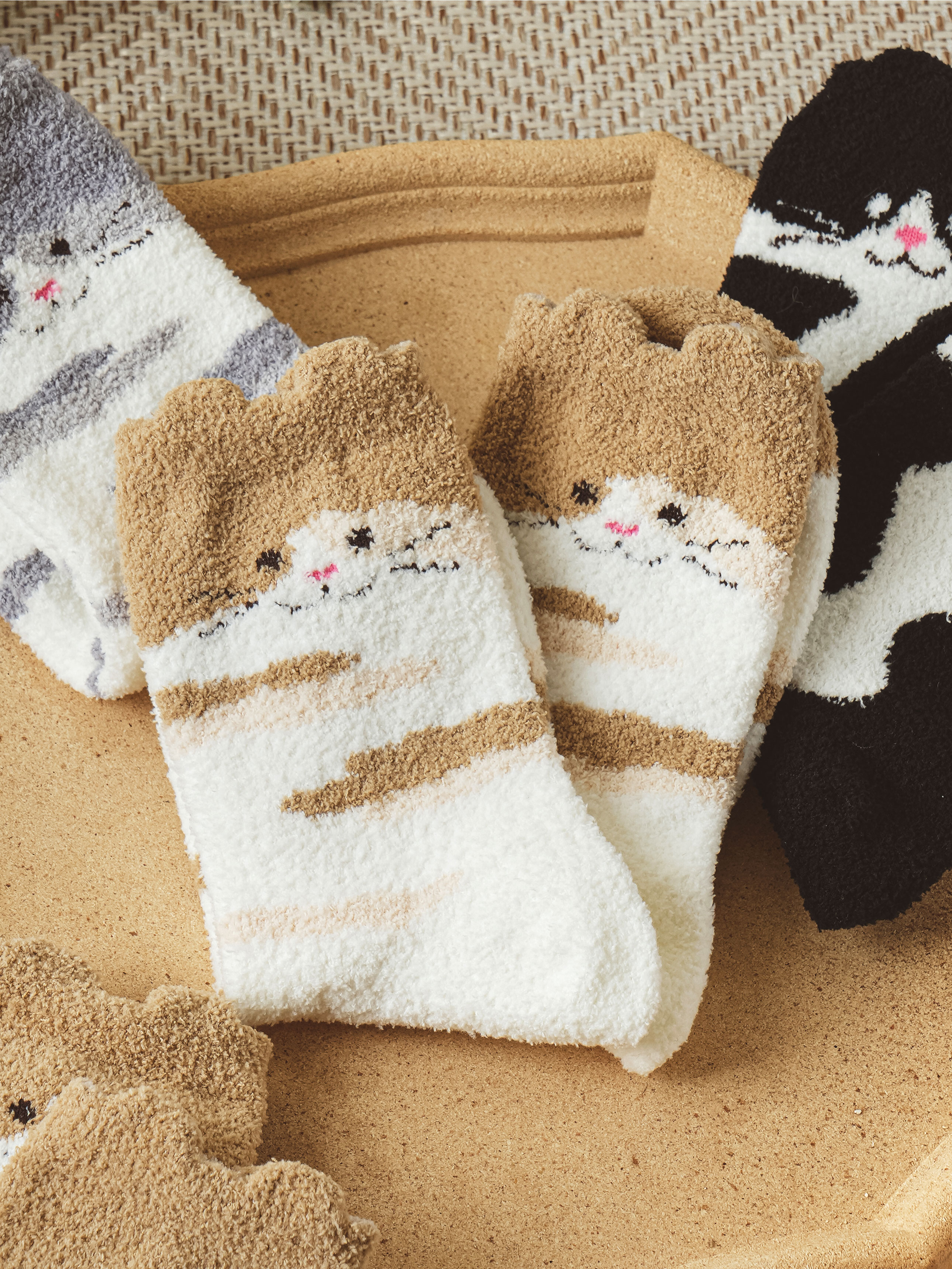 Пушистые носки Kikiya Socks Семья кошек коричневые