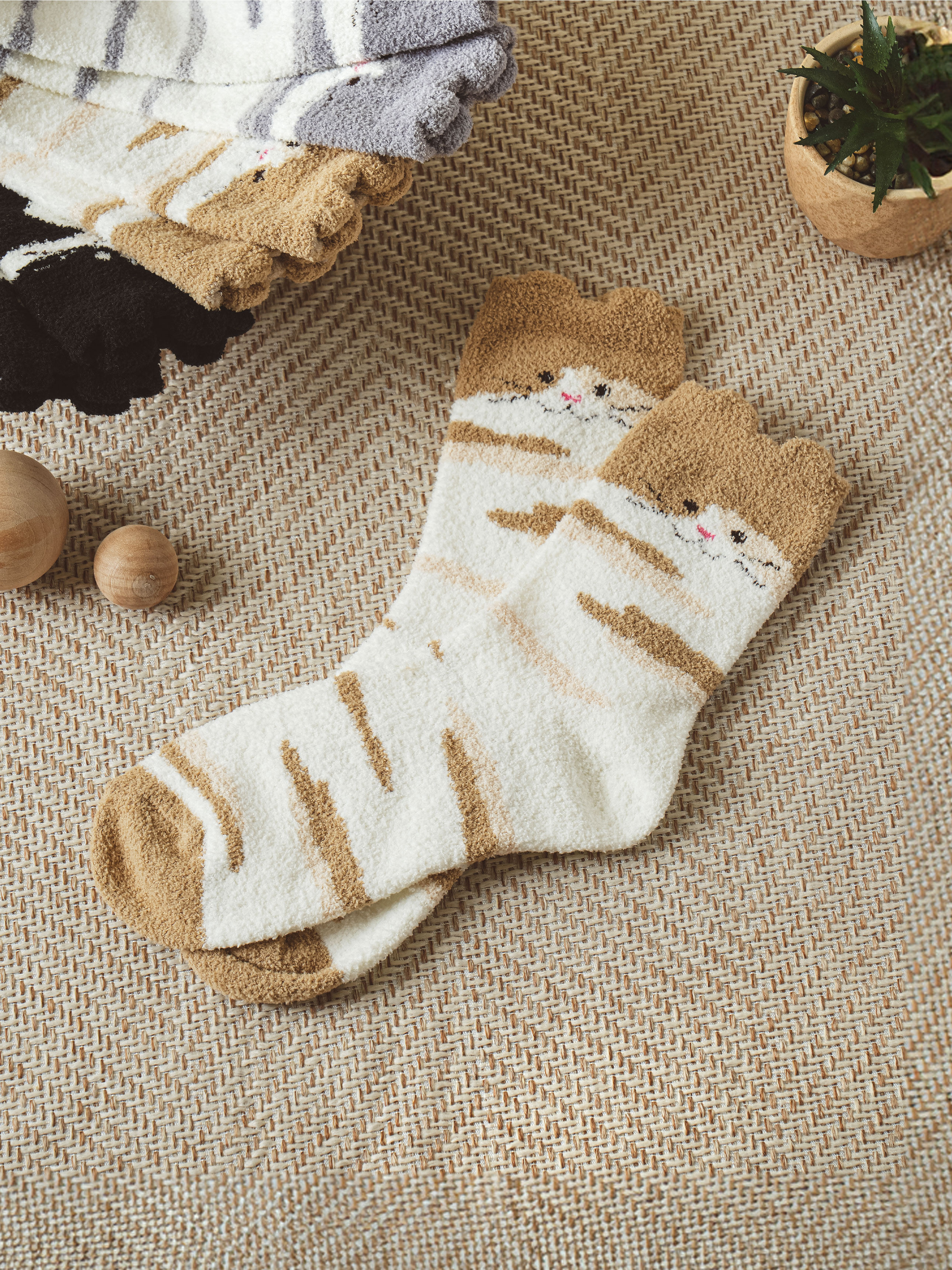 Пушистые носки Kikiya Socks Семья кошек коричневые