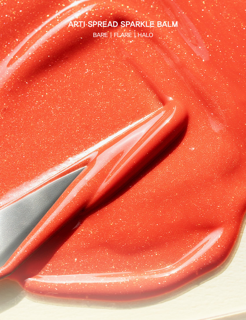 손앤박 아티 스프레드 스파클밤
탱글한 광택에 반짝이는 펄을 더한 멀티 유즈 스파클밤SIMPLY PERFECT
손앤박 아티 라인은 모든 고객이 자신만의 아름다움을 발견하고 표현할 수 있도록 메이크업 아티스트가 감각적인 컬러를 제안하는 비건 색조 브랜드 입니다.
egan ⓇARTI·SPREAD SPARKLE BALM
BARE 1 FLARE L HALOPOINT
SPARKLING VOLUMEgLOSS
텁텁하지 않은 맑은 광택과 영롱한 글리터 펄 조합으로 끈적임 없이 체온에 부드럽게 녹아드는 쫀쫀탱글 광택 텍스처손끝으로 톡톡! 반짝반짝 영롱한 광채를 연출하는 MULTI SPARKLE BALM
#볼륨광택 #탱글속광블러셔 #도톰광택립 #온천광블러셔 #쫀득젤리광
손앤박 아티 스프레드 스파클밤 01베어
화사하게 물드는 피치 코랄 글로우
웜-쿨
추천
CHEEK MAKEUP
BARE
01.베어
LIP MAKEUP
손앤박 아티 스프레드 스파클밤 02플레어
분위기 있게 빛나는 로즈핑크 글로우
쿨-뉴트럴
추천
CHEEK MAKEUP
FLARE
02. 플레어
LIP MAKEUP
손앤박 아티 스프레드 스파클밤 03헤일로
오묘하게 빛나는 뮤티드 퍼플 글로우
MULTI-USE
ARTI SPREAD BALM
취향대로 톡톡! 자연스럽게 물들이는 멀티 유즈 손앤박 아티 스프레드밤 제형 비교
아티 스프레드 컬러밤 아티 스프레드 블러밤
끈적임 없는 멜팅 텍스처로 맑게 보슬 보송한 텍스처로 끼임없이 뭉침없이 밀착되어 투명하고 선명한 수채화광 뽀용 블러리 립앤 치크 연출
아티 스프레드 스파클밤 아티 스프레드 하이라이터밤
탱글한 광택에 반짝이는 펄을 더해 눈 앞머리, 코끝 등 밝히고 싶은 부위를 쫀쫀하게 밀착되는 반짝 광택 텁텁함 없이 영롱하게 밝혀주는 입체 광
HOW TO USE
LIP
제품 적당량을 손끝으로 멜팅 후, 베이스 립 위 혹은 단독으로 도톰하게 얹어 볼륨감 있는 입술을 연출해 보세요.
CHEEK
제품 적당량을 손끝으로 멜팅 후, 베이스 메이크업이 밀리지 않도록 톡톡 얹듯이 사용해 주세요.
손앤박 아티 스프레드 스파클밤 01베어
하이드로제네이티드폴리아이소부텐, 다이아이소스테아릴말레이트, 비스-베헤닐/아이소스테아릴/피토스채릴다이어디이라놀레일다이어디이라놀라이이트, 메틸하이드로제네이티드로지네이트, 비스-다이글리세릴폴리아실아디페이트-2, 폴리글리세릴-2트라이아이소스테아레이트, 마이크로크리스탈린왁스, 폴리에틸렌, 솔비탄세스퀴올리에이트, 칼슘알루미늄보로실리케이트, 향료, 합성플루오르플로고파이트, 에틸렌/프로필렌/스타이렌코폴리머, 알루미늄하이드록사이드, 티타늄디옥사이드, 카프릴릴글라이콜, 적색201 호, 적색202호, 황색4호, 황색산화철, 부틸렌/에틸렌/스타이렌코폴리머, 틴옥사이드, 펜타에리스리틸레트라-다이--부틸하이드록시하이드로신나메이트
손앤박 아티 스프레드 스파클밤 02플레어
하이드로제네이티드폴리아이소부텐, 다이아이소스테아릴말레이트, 비스-베헤닐/아이소스테아릴/피토스채릴다이머다이라놀레일다이어다이라놀리에이트, 메틸하이드로제네이티드로지네이트, 비스-다이글리세릴폴리아실아디페이트-2, 폴리글리세릴-2트라이아이소스테아레이트, 칼슘알루미늄보로실리케이트, 마이크로크리스탈린왁스, 폴리에틸렌, 솔비탄세스퀴올리에이트, 티타늄디옥사이드, 향료, 합성플루오르플로고파이트, 에틸렌/프로필렌/스타이렌코폴리머, 카프릴릴글라이콜, 적색202호, 흑색산화철, 적색201호, 황색산화철, 적색산화철, 부틸렌/에틸렌/스타이렌코폴리머, 알루미늄하이드록사이드, 틴옥사이드, 펜타에리스리틸테트라-다이-1-부틸하이드록시하이드로신나메이트
손앤박 아티 스프레드 스파클밤 03헤일로
하이드로제네이티드폴리아이소부텐, 다이아이소스테아릴말레이트, 비스-베헤닐/아이소스테아릴/피토스채릴다이어디이라놀레일다이어디이라놀라이이트, 메틸하이드로제네이티드로지네이트, 비스-다이글리세릴폴리아실아디페이트-2, 폴리글리세릴-2트라이아이소스테아레이트, 칼슘알루미늄보로실리케이트, 마이크로크리스탈린왁스, 폴리에틸렌, 솔비탄세스퀴올리에이트, 향료, 티타늄디옥사이드, 합성플루오르플로고파이트, 에틸렌/프로필렌/스타이렌코폴리머, 카프릴릴글라이콜, 적색산화철, 적색202호, 흑색산화철, 부틸렌/에틸렌/스타이렌코폴리머, 틴옥사이드, 알루미늄하이드록사이드, 펜타에리스리틸테트라-다이-1-부틸하이드록시하이드로신나메이트
NOTICE
체온에 부드럽게 녹으며 발리는 제형으로, 고온의 장소에 장시간 노출되지 않도록 유의 부탁드립니다. 제품의 특성상 오일을 많이 함유하고 있어 표면에 무늬가 생기거나 물방울이 맺히는 스웨팅 현상이 있을 수 있으나 이는 자연스러운 현상이며 정상 제품이므로 안심하고 사용하십시오.
Son&Park