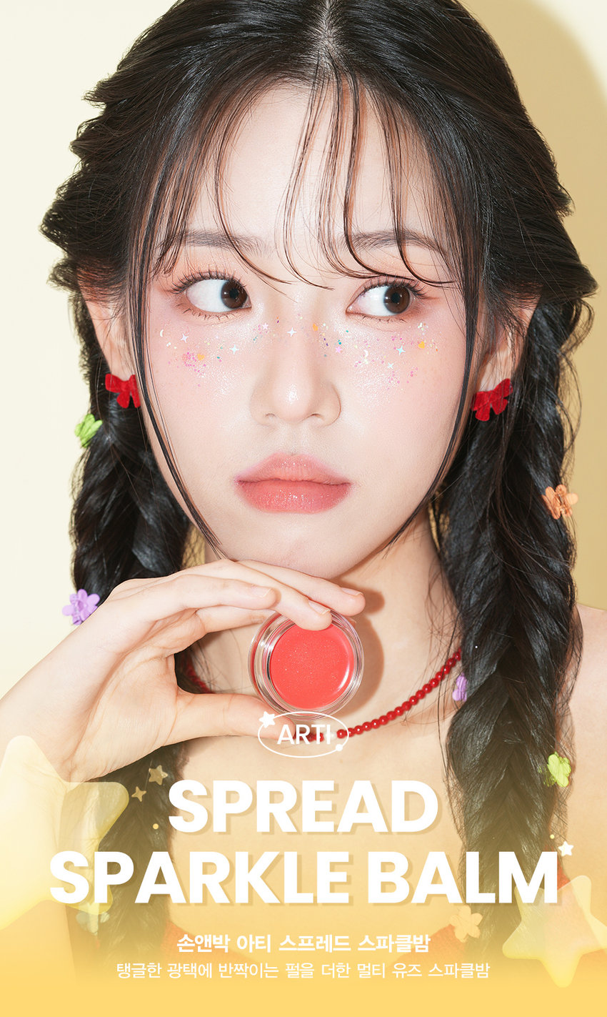 손앤박 아티 스프레드 스파클밤
탱글한 광택에 반짝이는 펄을 더한 멀티 유즈 스파클밤SIMPLY PERFECT
손앤박 아티 라인은 모든 고객이 자신만의 아름다움을 발견하고 표현할 수 있도록 메이크업 아티스트가 감각적인 컬러를 제안하는 비건 색조 브랜드 입니다.
egan ⓇARTI·SPREAD SPARKLE BALM
BARE 1 FLARE L HALOPOINT
SPARKLING VOLUMEgLOSS
텁텁하지 않은 맑은 광택과 영롱한 글리터 펄 조합으로 끈적임 없이 체온에 부드럽게 녹아드는 쫀쫀탱글 광택 텍스처손끝으로 톡톡! 반짝반짝 영롱한 광채를 연출하는 MULTI SPARKLE BALM
#볼륨광택 #탱글속광블러셔 #도톰광택립 #온천광블러셔 #쫀득젤리광
손앤박 아티 스프레드 스파클밤 01베어
화사하게 물드는 피치 코랄 글로우
웜-쿨
추천
CHEEK MAKEUP
BARE
01.베어
LIP MAKEUP
손앤박 아티 스프레드 스파클밤 02플레어
분위기 있게 빛나는 로즈핑크 글로우
쿨-뉴트럴
추천
CHEEK MAKEUP
FLARE
02. 플레어
LIP MAKEUP
손앤박 아티 스프레드 스파클밤 03헤일로
오묘하게 빛나는 뮤티드 퍼플 글로우
MULTI-USE
ARTI SPREAD BALM
취향대로 톡톡! 자연스럽게 물들이는 멀티 유즈 손앤박 아티 스프레드밤 제형 비교
아티 스프레드 컬러밤 아티 스프레드 블러밤
끈적임 없는 멜팅 텍스처로 맑게 보슬 보송한 텍스처로 끼임없이 뭉침없이 밀착되어 투명하고 선명한 수채화광 뽀용 블러리 립앤 치크 연출
아티 스프레드 스파클밤 아티 스프레드 하이라이터밤
탱글한 광택에 반짝이는 펄을 더해 눈 앞머리, 코끝 등 밝히고 싶은 부위를 쫀쫀하게 밀착되는 반짝 광택 텁텁함 없이 영롱하게 밝혀주는 입체 광
HOW TO USE
LIP
제품 적당량을 손끝으로 멜팅 후, 베이스 립 위 혹은 단독으로 도톰하게 얹어 볼륨감 있는 입술을 연출해 보세요.
CHEEK
제품 적당량을 손끝으로 멜팅 후, 베이스 메이크업이 밀리지 않도록 톡톡 얹듯이 사용해 주세요.
손앤박 아티 스프레드 스파클밤 01베어
하이드로제네이티드폴리아이소부텐, 다이아이소스테아릴말레이트, 비스-베헤닐/아이소스테아릴/피토스채릴다이어디이라놀레일다이어디이라놀라이이트, 메틸하이드로제네이티드로지네이트, 비스-다이글리세릴폴리아실아디페이트-2, 폴리글리세릴-2트라이아이소스테아레이트, 마이크로크리스탈린왁스, 폴리에틸렌, 솔비탄세스퀴올리에이트, 칼슘알루미늄보로실리케이트, 향료, 합성플루오르플로고파이트, 에틸렌/프로필렌/스타이렌코폴리머, 알루미늄하이드록사이드, 티타늄디옥사이드, 카프릴릴글라이콜, 적색201 호, 적색202호, 황색4호, 황색산화철, 부틸렌/에틸렌/스타이렌코폴리머, 틴옥사이드, 펜타에리스리틸레트라-다이--부틸하이드록시하이드로신나메이트
손앤박 아티 스프레드 스파클밤 02플레어
하이드로제네이티드폴리아이소부텐, 다이아이소스테아릴말레이트, 비스-베헤닐/아이소스테아릴/피토스채릴다이머다이라놀레일다이어다이라놀리에이트, 메틸하이드로제네이티드로지네이트, 비스-다이글리세릴폴리아실아디페이트-2, 폴리글리세릴-2트라이아이소스테아레이트, 칼슘알루미늄보로실리케이트, 마이크로크리스탈린왁스, 폴리에틸렌, 솔비탄세스퀴올리에이트, 티타늄디옥사이드, 향료, 합성플루오르플로고파이트, 에틸렌/프로필렌/스타이렌코폴리머, 카프릴릴글라이콜, 적색202호, 흑색산화철, 적색201호, 황색산화철, 적색산화철, 부틸렌/에틸렌/스타이렌코폴리머, 알루미늄하이드록사이드, 틴옥사이드, 펜타에리스리틸테트라-다이-1-부틸하이드록시하이드로신나메이트
손앤박 아티 스프레드 스파클밤 03헤일로
하이드로제네이티드폴리아이소부텐, 다이아이소스테아릴말레이트, 비스-베헤닐/아이소스테아릴/피토스채릴다이어디이라놀레일다이어디이라놀라이이트, 메틸하이드로제네이티드로지네이트, 비스-다이글리세릴폴리아실아디페이트-2, 폴리글리세릴-2트라이아이소스테아레이트, 칼슘알루미늄보로실리케이트, 마이크로크리스탈린왁스, 폴리에틸렌, 솔비탄세스퀴올리에이트, 향료, 티타늄디옥사이드, 합성플루오르플로고파이트, 에틸렌/프로필렌/스타이렌코폴리머, 카프릴릴글라이콜, 적색산화철, 적색202호, 흑색산화철, 부틸렌/에틸렌/스타이렌코폴리머, 틴옥사이드, 알루미늄하이드록사이드, 펜타에리스리틸테트라-다이-1-부틸하이드록시하이드로신나메이트
NOTICE
체온에 부드럽게 녹으며 발리는 제형으로, 고온의 장소에 장시간 노출되지 않도록 유의 부탁드립니다. 제품의 특성상 오일을 많이 함유하고 있어 표면에 무늬가 생기거나 물방울이 맺히는 스웨팅 현상이 있을 수 있으나 이는 자연스러운 현상이며 정상 제품이므로 안심하고 사용하십시오.
Son&Park