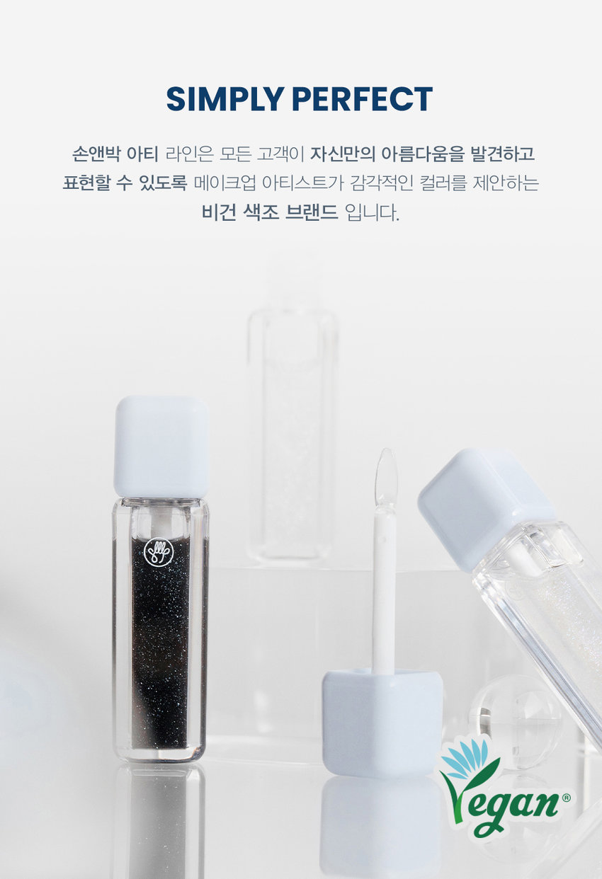 손앤박 아티 샤인 립플럼퍼
광택 플러스! 볼륨 플러스! 영롱한 입술을 연출해 주는 립 플럼핑 글로스

손앤박 아티 라인은 모든 고객이 자신만의 아름다움을 발견하고 표현할 수 있도록 메이크업 아티스트가 감각적인 컬러를 제안하는 비건 색조 브랜드 입니다.

#01 #02
PEARL CLEAR MOOD BLACK
펄클리어 무드블랙

PEARL CLEAR 
01.펄클리어 
청량한 블루 펄이 함유된 투명 글로스
탱글하고 영롱하게 SHINE UP!

MOOD BLACK 
02. 무드블랙 
분위기를 더해주는 그레이시 글로스
립 컬러 위에 덧발라 무드 있게 TONE DOWN!

POINT
SOFT COOLING PLUMPING
입술 위 열감이나 따가움 걱정 없는 멘톨 유도체로 편안한 소프트 쿨링 플럼핑 효과
자극은 DOWN 안전한 신세대 멘톨
쿨링감은 UP 비건 포뮬라 유래성분

FLEXIBLE JELLY TIP
플렉시블 젤리 팁이 유연하게 입술에 밀착되어 도톰한 유리알 광택을 살려줍니다.
Jelly Applicator
- Tip.
사용 후 닦아서 깨끗하게 보관할 수 있는 젤리 어플리케이터

HOW TO USE
01 매끈하고 도톰한 입술을 만들고 싶을 때, 적당량을 입술에 도포하여 볼륨감을 살려줍니다.
02 맨입술 또는 베이스 립 위에 레이어 하여 볼륨감 넘치는 입술을 완성해 줍니다.

Arti Shine Lip Plumper is a lip-plumpinggloss that not only adds a plump, clear shine but also creates fuller, more radiant lips

NOTICE
해당 제품에는 입술의 플럼핑 효과를 위해 입술을 화하게 만들어주는 성분이 들어있으므로 상처가 난 입술에는 사용을 권장 드리지 않습니다. 해당 성분들은 안전한 플럼핑 성분으로 인체에 무해하나, 자극감이 있으므로 사용 시 입안으로 들어가지 않도록 주의해 주세요.
제품 특성상 용기 내 압력 조절을 위하여 상단 빈 공간이 발견될 수 있으나 정량 충진 되었으므로 안심하고 사용해 주세요.

콜렉션 콜렉션
손앤박

본 상품 정보(상품 상세,상품 설명등)의 내용은 협력사가 직접 등록한 것 입니다.

손앤박 아티 샤인 립플럼퍼 (01펄 클리어) (02무드 블랙)
제품명 / SON&PARK ARTI SHINE LIP PLUMPER (01PEARL CLEAR) (02MOOD BLACK)
용량 4.5g
제품주요사양 모든피부용
사용기한/개봉 후 사용기간 제조 후 36개월/ 개봉 후 12개월
기능성화장품 심사필 여부 해당사항 없음
품질보증기준 본 제품에 이상이 있을 경우 공정거래위원회 고시 '소비자 분쟁 해결 기준'에 의해 보상해 드립니다.
화장품 제조업자 및 책임판매업자 (주)코코 / (주)에스앤피코스메틱
제조국 MADE IN KOREA
사용방법 적당량의 내용물을 팁에 묻혀 입술 바깥쪽에 펴 발라 줍니다.

손앤박 아티샤인립플럼퍼 (01펄클리어)
하이드로제네이티드폴리아이소부텐, 다이아이소스테아릴말레이트, 폴리글리세릴-2트라이아이소
전성분 스테아레이트, 카프릴릭/카프릭트라이글리세라이드, 멘톡시프로판다이올, 덱스트린팔미테이트,
솔비탄아이소스테아레이트, 실리카다이메틸실릴레이트, 글리세릴카프릴레이트, 향료,
에틸헥실글리세린, 칼슘알루미늄보로실리케이트, 정제수, 실리카, 티타늄디옥사이드, 리모넨,
틴옥사이드

손앤박 아티샤인립플럼퍼 (02무드블랙)
하이드로제네이티드폴리아이소부텐, 다이아이소스테아릴말레이트, 폴리글리세릴-2트라이아이소
전성분 스테아레이트, 카프릴릭/카프릭트라이글리세라이드, 멘톡시프로판다이올, 덱스트린팔미테이트,
솔비탄아이소스테아레이트, 실리카다이메틸실릴레이트, 글리세릴카프릴레이트, 향료,
에틸헥실글리세린, 흑색산화철, 칼슘소듐보로실리케이트, 정제수, 칼슘알루미늄보로실리케이트,
칼슘티타늄보로실리케이트, 티타늄디옥사이드, 리모넨, 틴옥사이드

사용시의 주의사항
1. 화장품 사용 시 또는 사용 후 직사광선에 의하여 사용부위가 붉은반점, 부어오름 또는 가려움증 등의 이상 증상이나 부작용이 있는 경우 전문의 등과 상담할 것
2. 상처가 있는 부위 등에는 사용을 자제할 것

보관 및 취급시의 주의사항
가. 어린이의 손이 닿지 않는 곳에 보관할 것
나. 직사광선을 피해서 보관할 것

소비자상담실 070-4290-6691