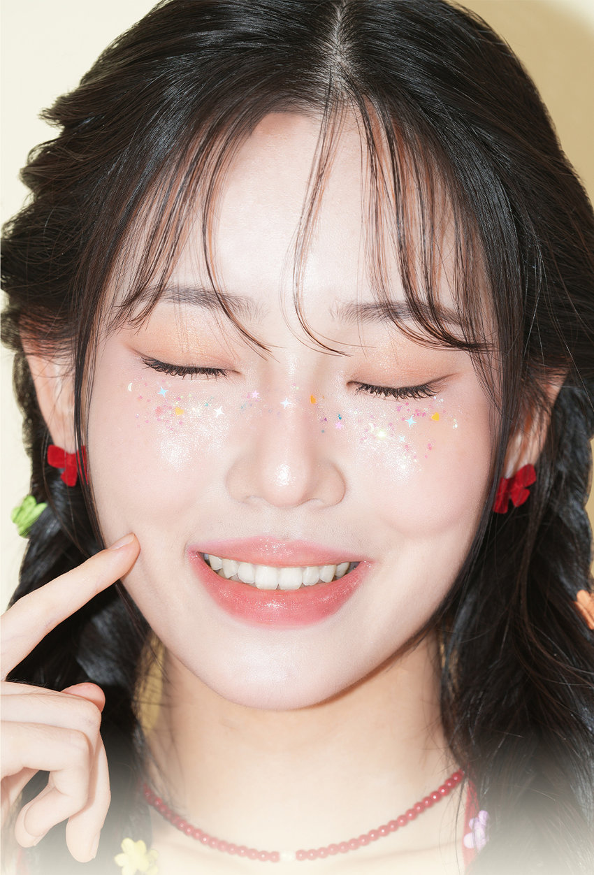 손앤박 아티 스프레드 스파클밤
탱글한 광택에 반짝이는 펄을 더한 멀티 유즈 스파클밤SIMPLY PERFECT
손앤박 아티 라인은 모든 고객이 자신만의 아름다움을 발견하고 표현할 수 있도록 메이크업 아티스트가 감각적인 컬러를 제안하는 비건 색조 브랜드 입니다.
egan ⓇARTI·SPREAD SPARKLE BALM
BARE 1 FLARE L HALOPOINT
SPARKLING VOLUMEgLOSS
텁텁하지 않은 맑은 광택과 영롱한 글리터 펄 조합으로 끈적임 없이 체온에 부드럽게 녹아드는 쫀쫀탱글 광택 텍스처손끝으로 톡톡! 반짝반짝 영롱한 광채를 연출하는 MULTI SPARKLE BALM
#볼륨광택 #탱글속광블러셔 #도톰광택립 #온천광블러셔 #쫀득젤리광
손앤박 아티 스프레드 스파클밤 01베어
화사하게 물드는 피치 코랄 글로우
웜-쿨
추천
CHEEK MAKEUP
BARE
01.베어
LIP MAKEUP
손앤박 아티 스프레드 스파클밤 02플레어
분위기 있게 빛나는 로즈핑크 글로우
쿨-뉴트럴
추천
CHEEK MAKEUP
FLARE
02. 플레어
LIP MAKEUP
손앤박 아티 스프레드 스파클밤 03헤일로
오묘하게 빛나는 뮤티드 퍼플 글로우
MULTI-USE
ARTI SPREAD BALM
취향대로 톡톡! 자연스럽게 물들이는 멀티 유즈 손앤박 아티 스프레드밤 제형 비교
아티 스프레드 컬러밤 아티 스프레드 블러밤
끈적임 없는 멜팅 텍스처로 맑게 보슬 보송한 텍스처로 끼임없이 뭉침없이 밀착되어 투명하고 선명한 수채화광 뽀용 블러리 립앤 치크 연출
아티 스프레드 스파클밤 아티 스프레드 하이라이터밤
탱글한 광택에 반짝이는 펄을 더해 눈 앞머리, 코끝 등 밝히고 싶은 부위를 쫀쫀하게 밀착되는 반짝 광택 텁텁함 없이 영롱하게 밝혀주는 입체 광
HOW TO USE
LIP
제품 적당량을 손끝으로 멜팅 후, 베이스 립 위 혹은 단독으로 도톰하게 얹어 볼륨감 있는 입술을 연출해 보세요.
CHEEK
제품 적당량을 손끝으로 멜팅 후, 베이스 메이크업이 밀리지 않도록 톡톡 얹듯이 사용해 주세요.
손앤박 아티 스프레드 스파클밤 01베어
하이드로제네이티드폴리아이소부텐, 다이아이소스테아릴말레이트, 비스-베헤닐/아이소스테아릴/피토스채릴다이어디이라놀레일다이어디이라놀라이이트, 메틸하이드로제네이티드로지네이트, 비스-다이글리세릴폴리아실아디페이트-2, 폴리글리세릴-2트라이아이소스테아레이트, 마이크로크리스탈린왁스, 폴리에틸렌, 솔비탄세스퀴올리에이트, 칼슘알루미늄보로실리케이트, 향료, 합성플루오르플로고파이트, 에틸렌/프로필렌/스타이렌코폴리머, 알루미늄하이드록사이드, 티타늄디옥사이드, 카프릴릴글라이콜, 적색201 호, 적색202호, 황색4호, 황색산화철, 부틸렌/에틸렌/스타이렌코폴리머, 틴옥사이드, 펜타에리스리틸레트라-다이--부틸하이드록시하이드로신나메이트
손앤박 아티 스프레드 스파클밤 02플레어
하이드로제네이티드폴리아이소부텐, 다이아이소스테아릴말레이트, 비스-베헤닐/아이소스테아릴/피토스채릴다이머다이라놀레일다이어다이라놀리에이트, 메틸하이드로제네이티드로지네이트, 비스-다이글리세릴폴리아실아디페이트-2, 폴리글리세릴-2트라이아이소스테아레이트, 칼슘알루미늄보로실리케이트, 마이크로크리스탈린왁스, 폴리에틸렌, 솔비탄세스퀴올리에이트, 티타늄디옥사이드, 향료, 합성플루오르플로고파이트, 에틸렌/프로필렌/스타이렌코폴리머, 카프릴릴글라이콜, 적색202호, 흑색산화철, 적색201호, 황색산화철, 적색산화철, 부틸렌/에틸렌/스타이렌코폴리머, 알루미늄하이드록사이드, 틴옥사이드, 펜타에리스리틸테트라-다이-1-부틸하이드록시하이드로신나메이트
손앤박 아티 스프레드 스파클밤 03헤일로
하이드로제네이티드폴리아이소부텐, 다이아이소스테아릴말레이트, 비스-베헤닐/아이소스테아릴/피토스채릴다이어디이라놀레일다이어디이라놀라이이트, 메틸하이드로제네이티드로지네이트, 비스-다이글리세릴폴리아실아디페이트-2, 폴리글리세릴-2트라이아이소스테아레이트, 칼슘알루미늄보로실리케이트, 마이크로크리스탈린왁스, 폴리에틸렌, 솔비탄세스퀴올리에이트, 향료, 티타늄디옥사이드, 합성플루오르플로고파이트, 에틸렌/프로필렌/스타이렌코폴리머, 카프릴릴글라이콜, 적색산화철, 적색202호, 흑색산화철, 부틸렌/에틸렌/스타이렌코폴리머, 틴옥사이드, 알루미늄하이드록사이드, 펜타에리스리틸테트라-다이-1-부틸하이드록시하이드로신나메이트
NOTICE
체온에 부드럽게 녹으며 발리는 제형으로, 고온의 장소에 장시간 노출되지 않도록 유의 부탁드립니다. 제품의 특성상 오일을 많이 함유하고 있어 표면에 무늬가 생기거나 물방울이 맺히는 스웨팅 현상이 있을 수 있으나 이는 자연스러운 현상이며 정상 제품이므로 안심하고 사용하십시오.
Son&Park