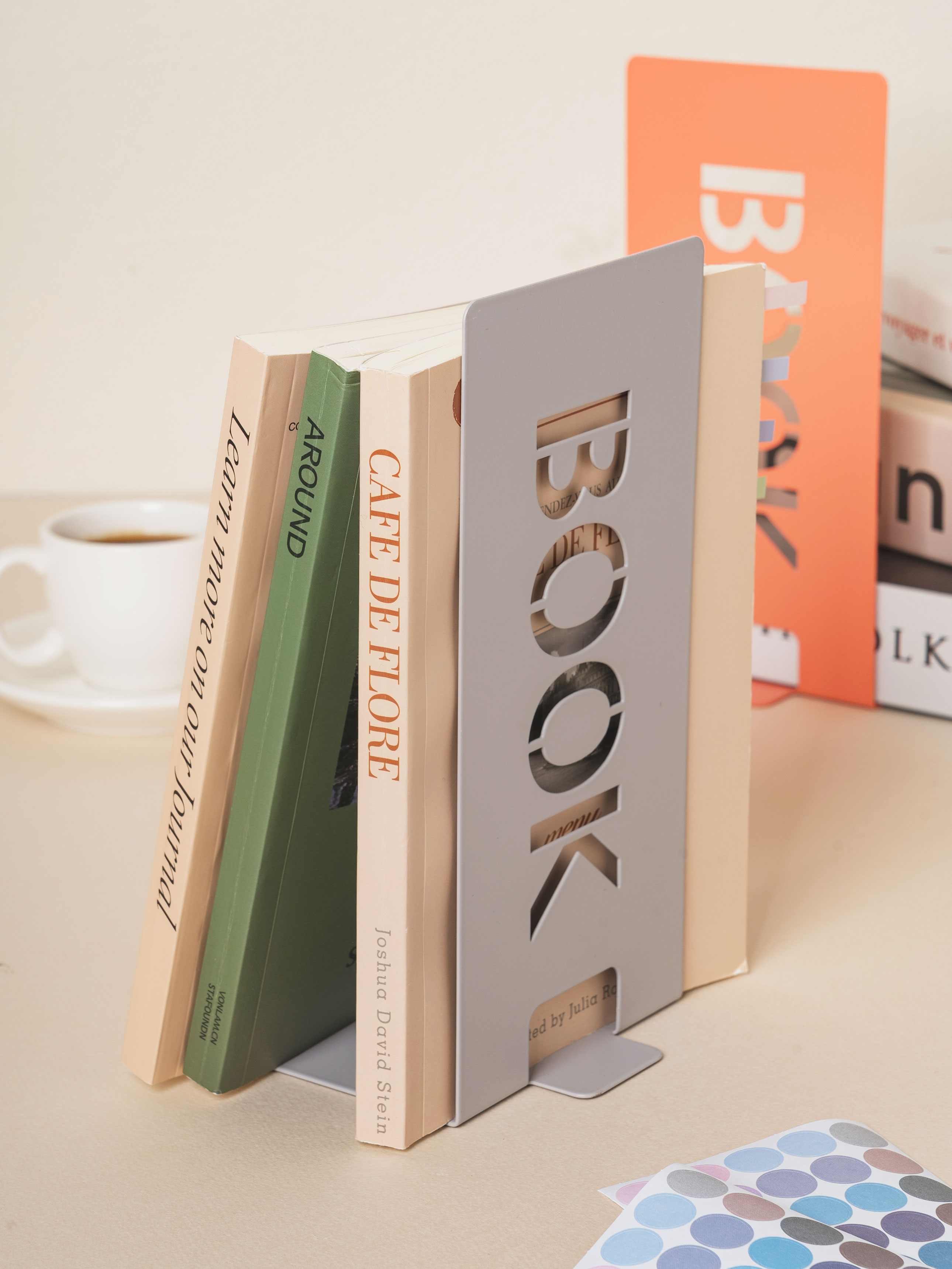 Подставка для книг в форме букв серая