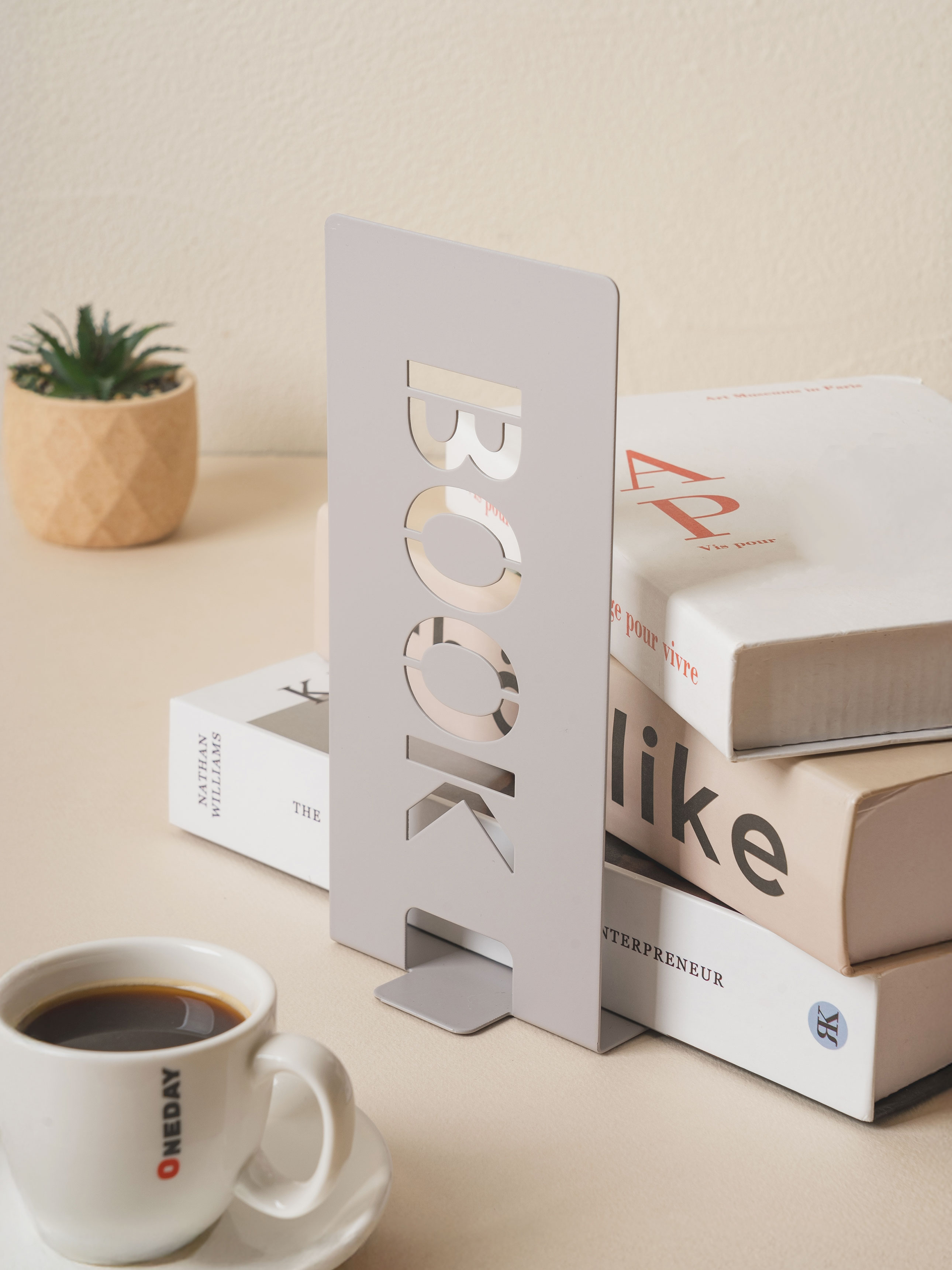 Подставка для книг в форме букв серая