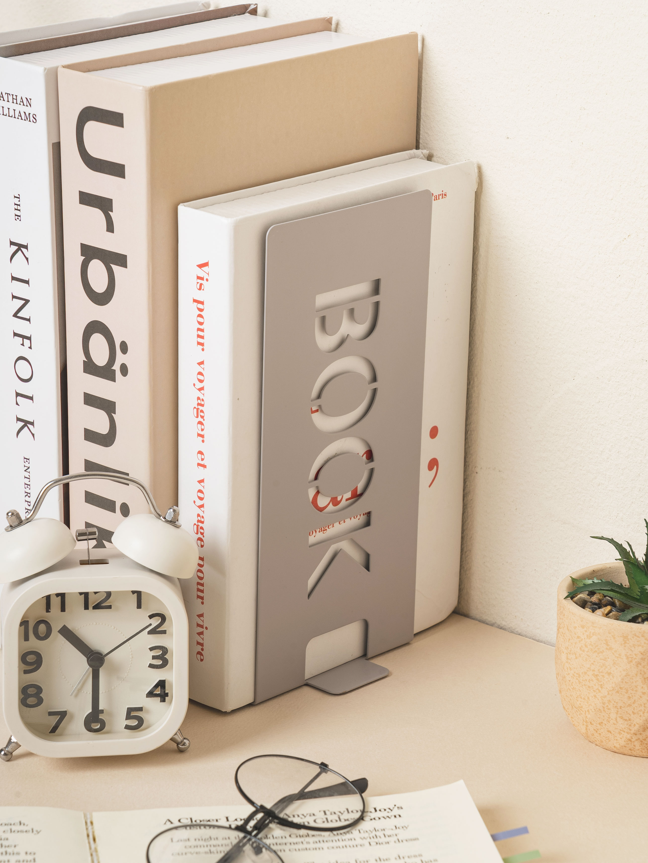 Подставка для книг в форме букв серая