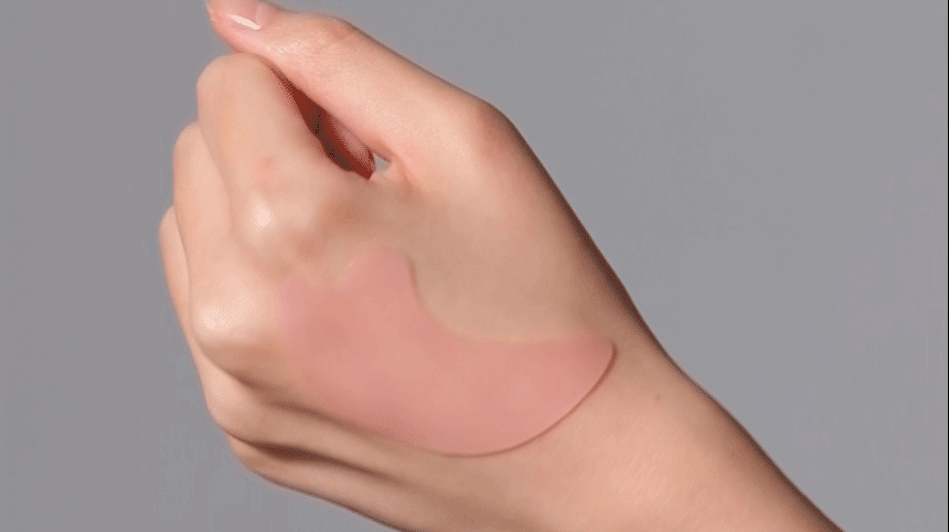 SNP PREP은 간단하지만 가장 효과적인 스킨케어 루틴으로 핵심 성분에 집중합니다. 활력 UP! 눈가탄력케어 펩타로닉 하이드로겔 아이패치 피부 저자극 테스트 완료 자극지수 0.00 눈에 거슬리는 활력이 떨어져 탄력이 주름 푸석한 눈가 필요한 피부 눈가관리 어떻게 하고 계신가요? 칙칙하고 탄력이 떨어지는 눈가가 신경쓰여요! 무거운 아이크림 대신 간편하게 눈가 관리하고 싶어요! 나의 첫 번째 아이패치 SNPprep 으로 시작해보세요! 6종펩타이드 활력이 떨어진 피부 탄력충전 주름 탄력 펩타이드 아이패치 peptaronic Eye Patch 하이드로 펩타이드 ·히알루론산 SNPprep 1.2g/0.04oz.X24ea Check Point 완벽한 밀착력의 하이드로겔 시트 이마, 눈가, 팔자, 미간 등 고민 부위 어디든! 완벽한 밀착 케어 6종 펩타이드로 눈가탄력 충전! 활력 성분으로 채워진 탄력 에너지를 가득 담아 탱글한 눈가 완성 피부 저자극테스트 완료! 자극 걱정 없이 안심하고 사용하는 피부 자극 지수 0.00 Point 01 눈가 팔자 미간 고민 부위 어디든! 완벽한 밀착력의 하이드로겔 시트 피부굴곡에 딱! 하트 패치 눈가, 입가에 맞게 최적화된 쉐입으로 고민 부위에 붙여주세요! 눈가 케어 팔자 케어 흘러내림 없는 완벽 밀착 10시간을 굳히는 '슬로우드라잉' 기법으로 찢어짐이 덜하고 밀착력이 높아지도록 만들었어요!흡수되어 얇아지는 하이드로질 패치 시간이 지날수록 유효성분이 녹아 얇아지는 패치를 확인해보세요! Point 02 활력이 떨어진 피부 탄력 충전 레시피 6종 펩타이드 X 9종 히알루론산 피부 자극 지수 0.00 저자극 테스트 완료 아데노신 주름 개선 고시 성분 9종 히알루론산 탄탄한 수분 장벽 형성 Peptaronic Energy 꽉 잡은 눈가 탄력 6종 펩타이드 콤플렉스 활력 에너지를 가득 담아 푸석한 눈가에 건강한 활력을 채워줍니다. *원료적 특성에 한함 Point 03 예민한 피부도 안심하세요! 피부 자극 ZERO 피부 자극 테스트 완료 피부 저자극성 제품 피부 저자극 피부 자극지수 0.00 테스트 *펩타로닉 피부 첩포에 의한 일차자극 인체적용시험 / KC피부임상연구센터 / 성인 32명 / 2025.01.15~2025.01.17 SNP 프렙 아이패치 시리즈 피부 고민별 맞춤 케어 비타민 아이패치 펩타이드 아이패치 센텔라 아이패치 비타민 탄력 민신청 주름 센텔라 아이패치 펩타이드 아이패치 SNP SNPCES #광채활력 #탄력영양 #토닥진정 #잡티흔적 #쫀쫀탱글 #윤기촉촉 잡티 생기 비타민 아이패치 vitaronic Eye Patch 유지+ ko. 히알루론산 SNPOLED 민감 진정 센텔라 아이패치 cicaronic Eye Patch 병품추출물 히알루론산 SNPOCED 주름 탄력 펩타이드 아이패치 peptaronic Eye Patch 펩타이드 히알루론산 10 SNPERED 이런 분들께 추천드려요 활력이 떨어진 눈가가 신경 쓰이는 분 눈가 탄력이 필요하신 분 간편하게 눈가를 케어하고 싶으신 분 무거운 아이크림은 부담스러우신 분 How To Use 1 세안 후 피부결을 정돈하고 고민 부위에 아이패치를 붙여주세요. 2 20~30분 후 패치를 떼어낸 후 가볍게 흡수시켜 주세요. *사용 후 뚜껑을 꼭 닫아주세요