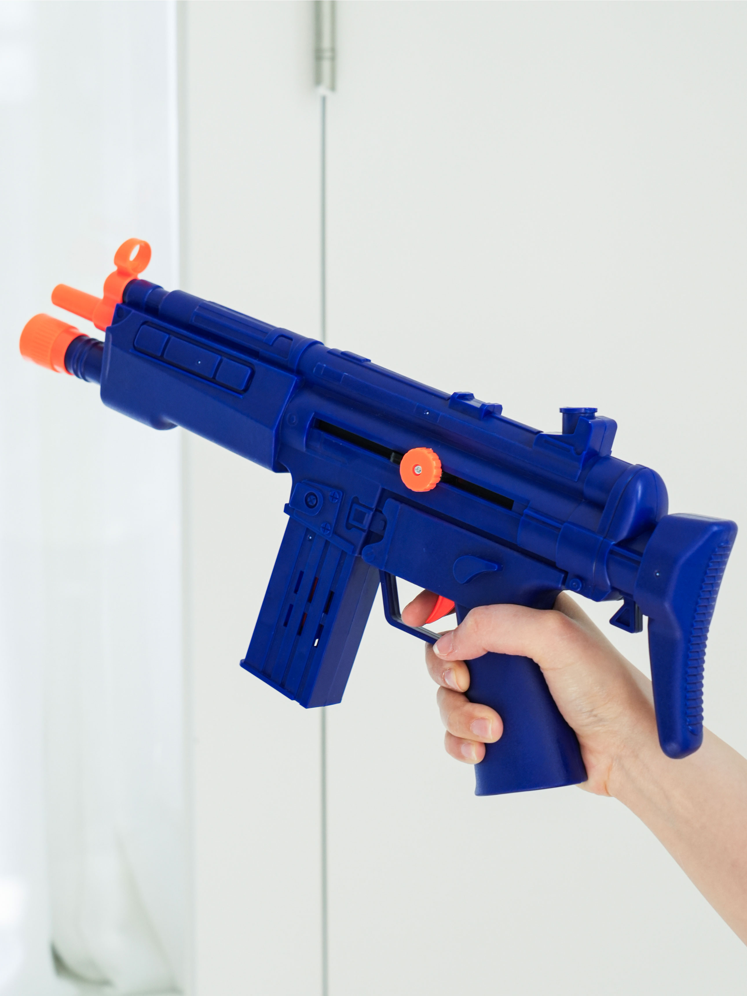 Игрушечный пистолет с вибрацией