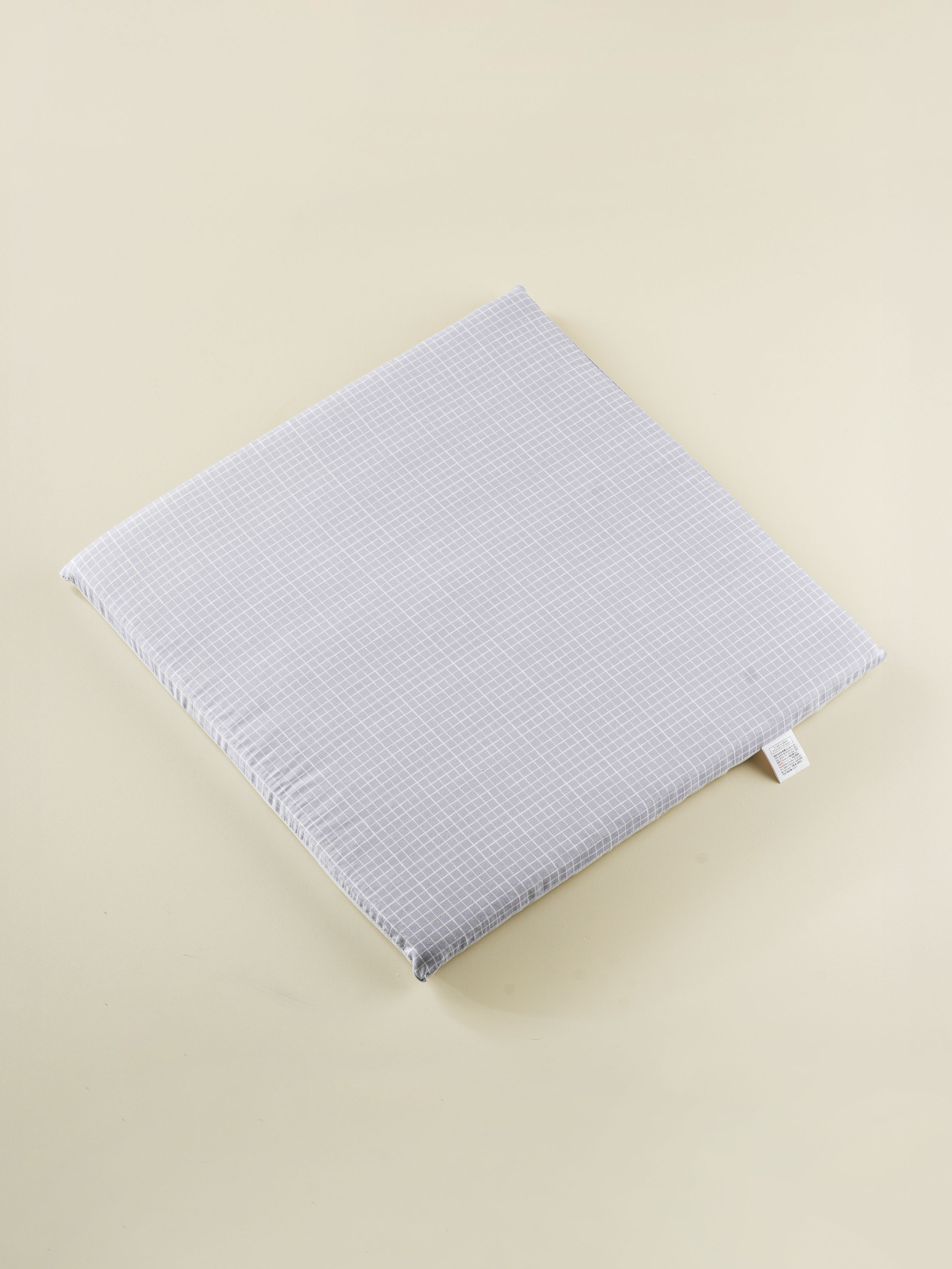 체크 패턴 스펀지 사각 방석 40 X 40 cm 그레이