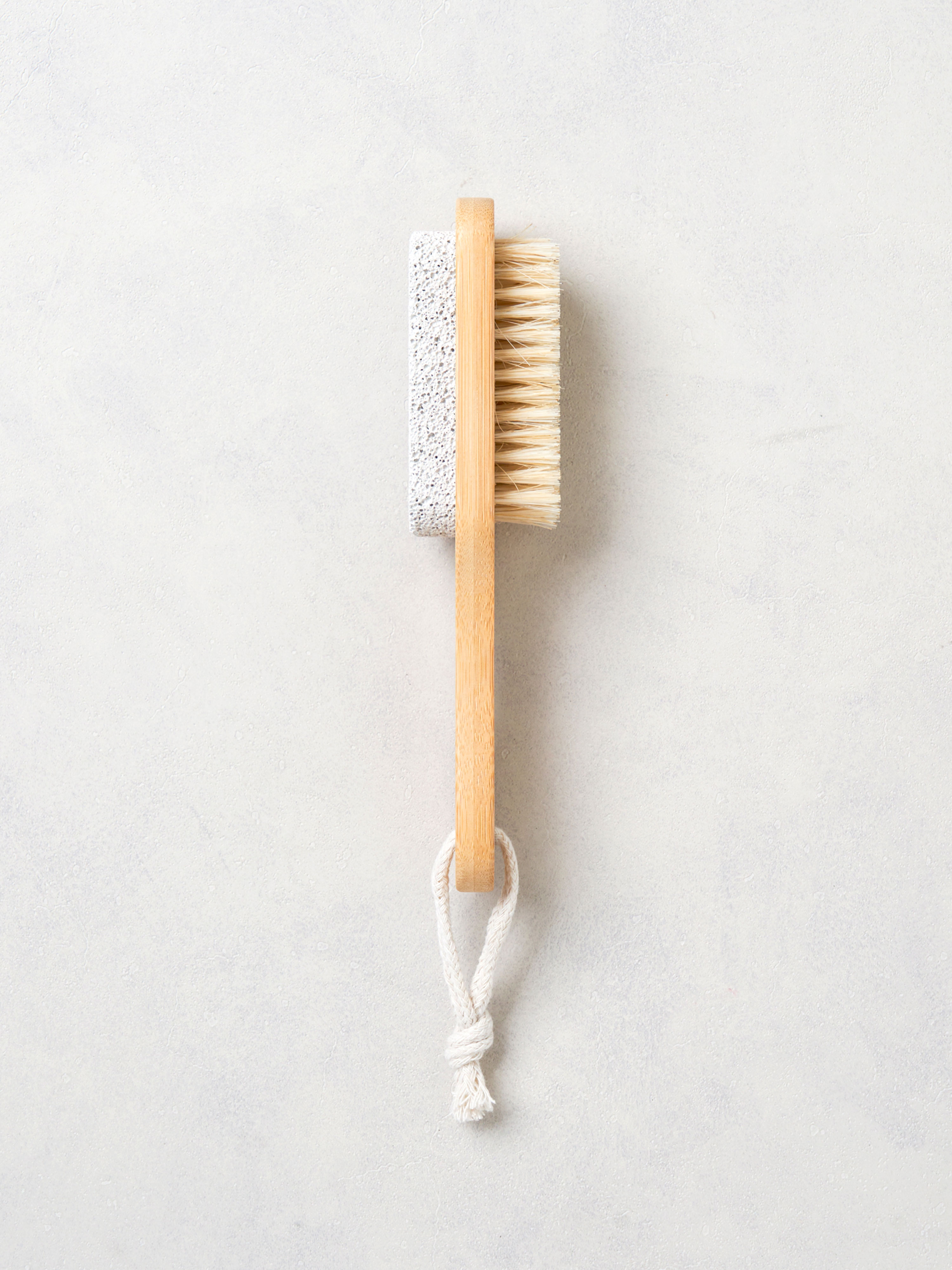 Терка для ног с пемзой и деревянной ручкой