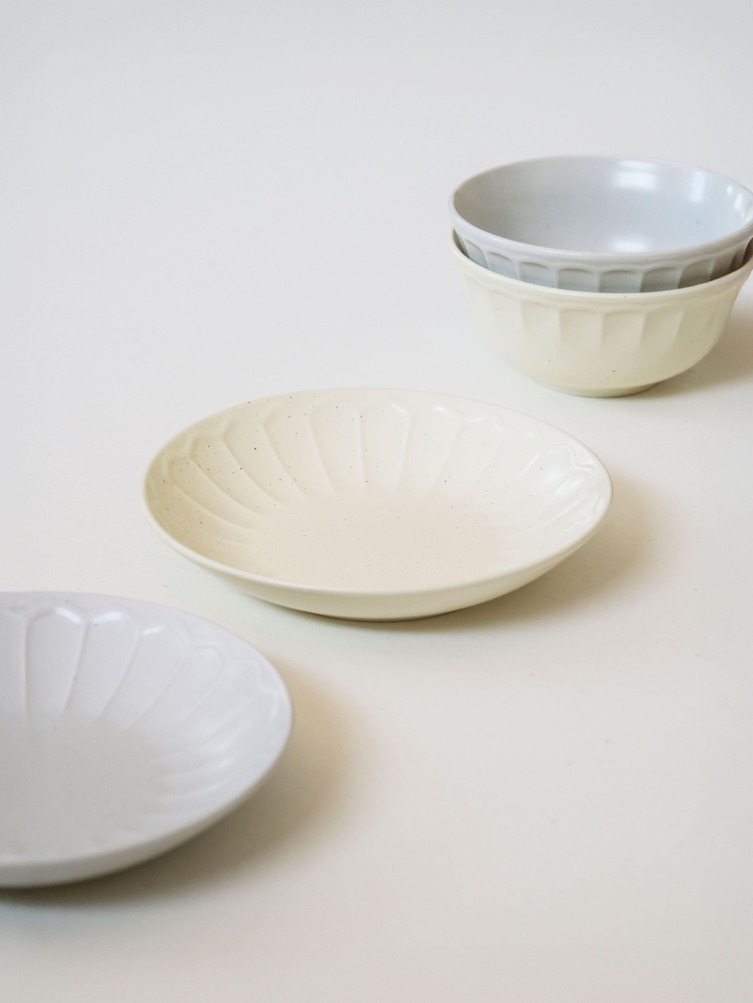 무광점무늬양각접시(약18.5 cm)