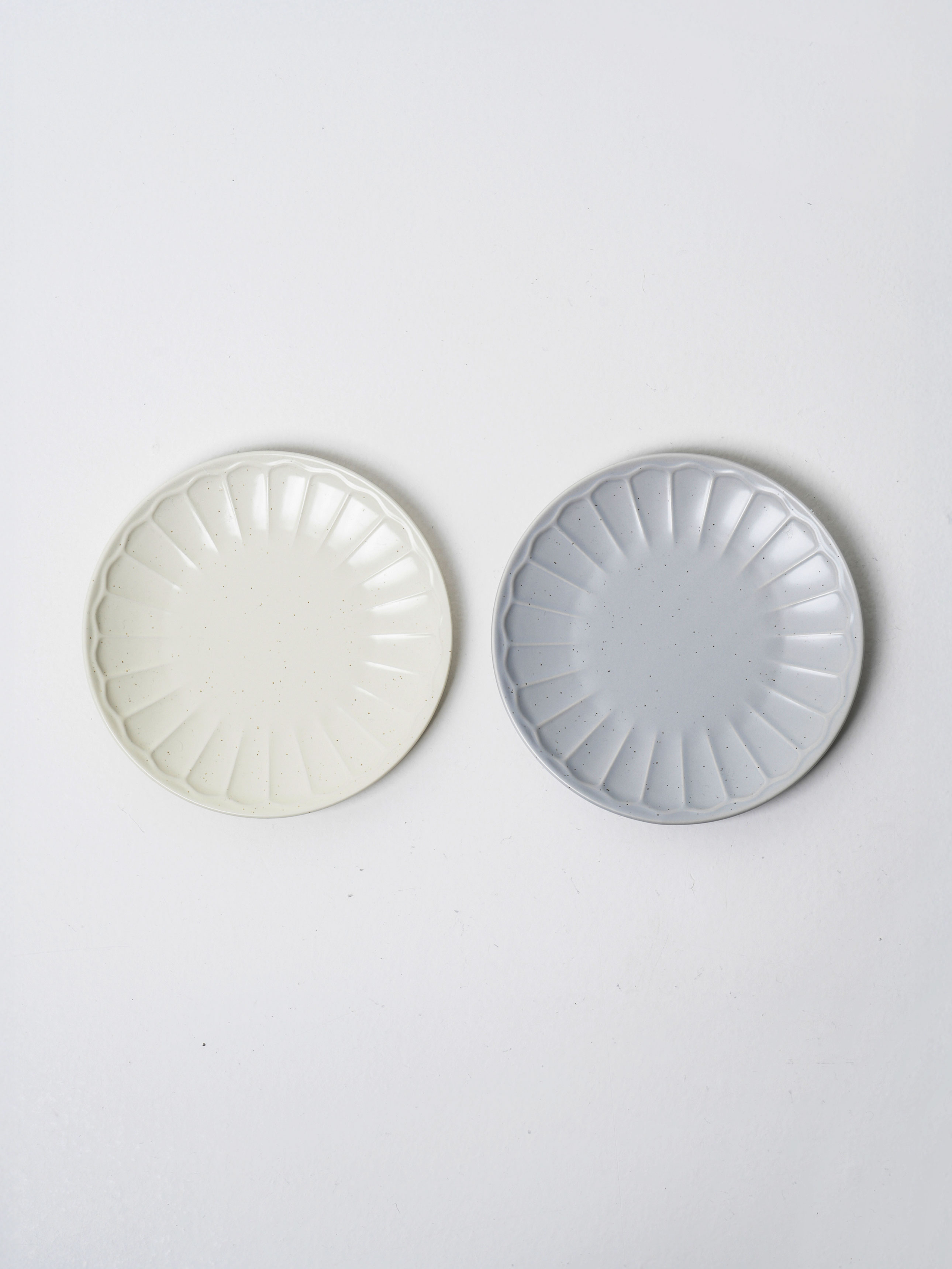 무광점무늬양각접시(약18.5 cm)