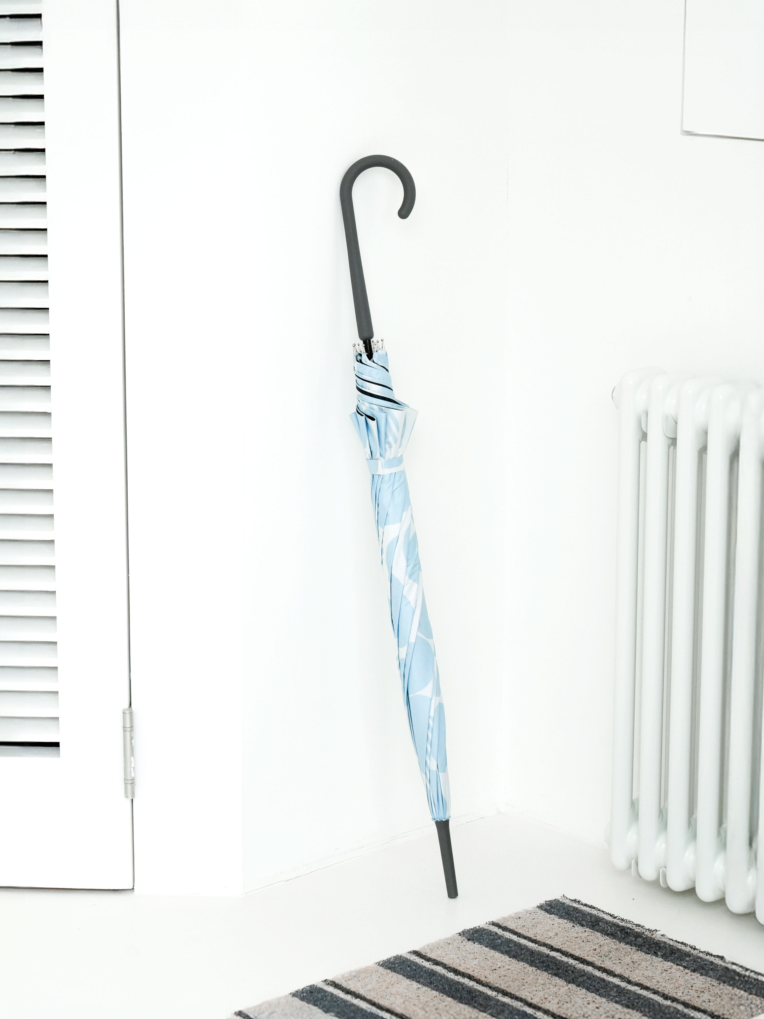 [UV 최대 99% 차단] 도트 무늬 암막 장우산 8K 56 cm 블루