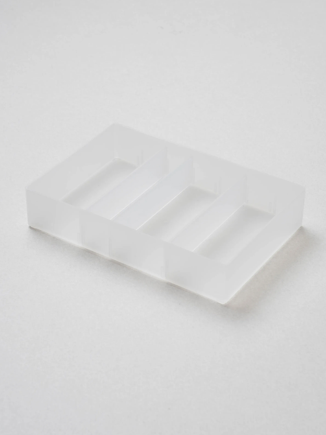 Полупрозрачный лоток с разделителями 20x13.5x4 см