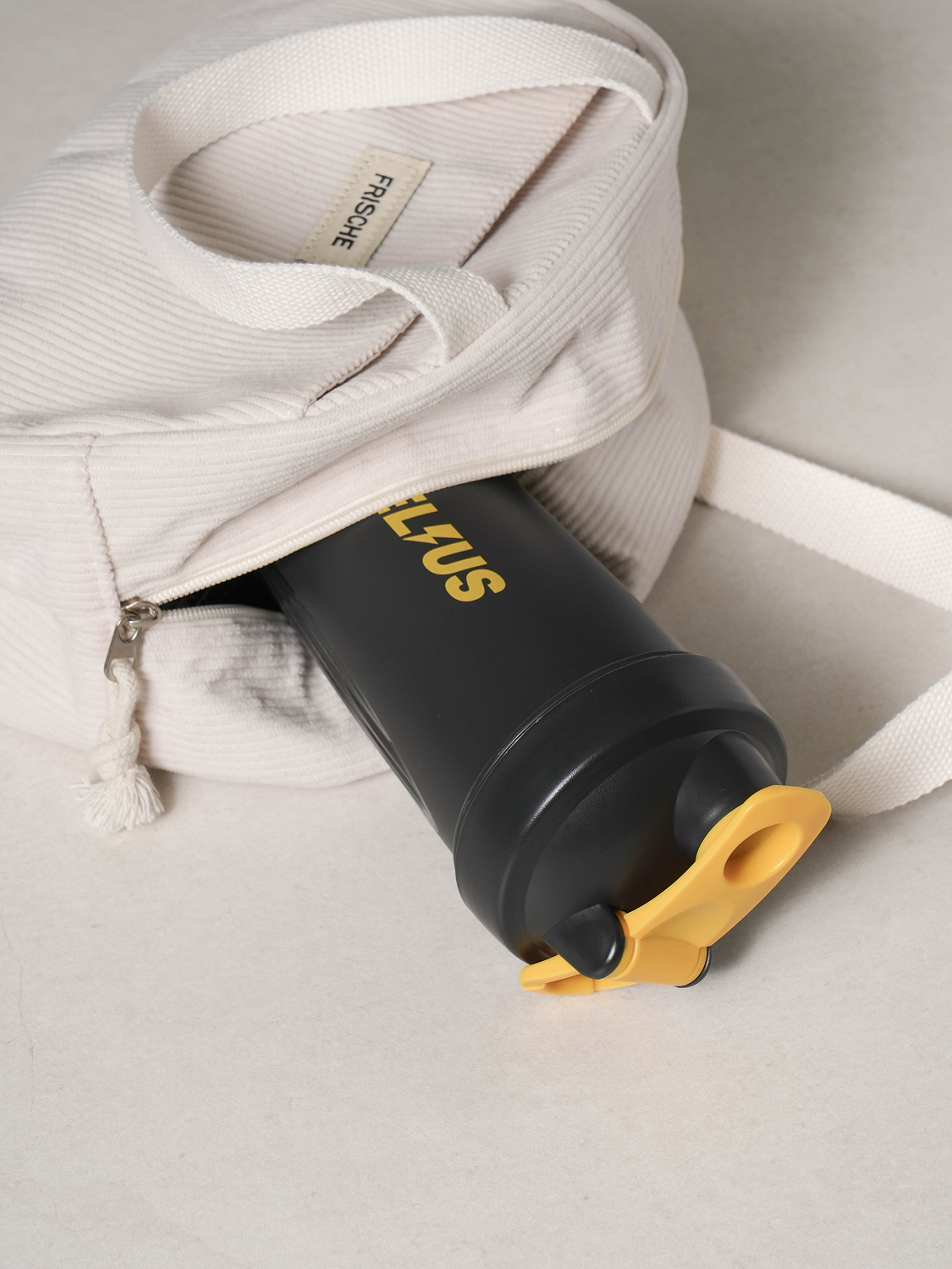 Бутылка-шейкер 730 мл черная
