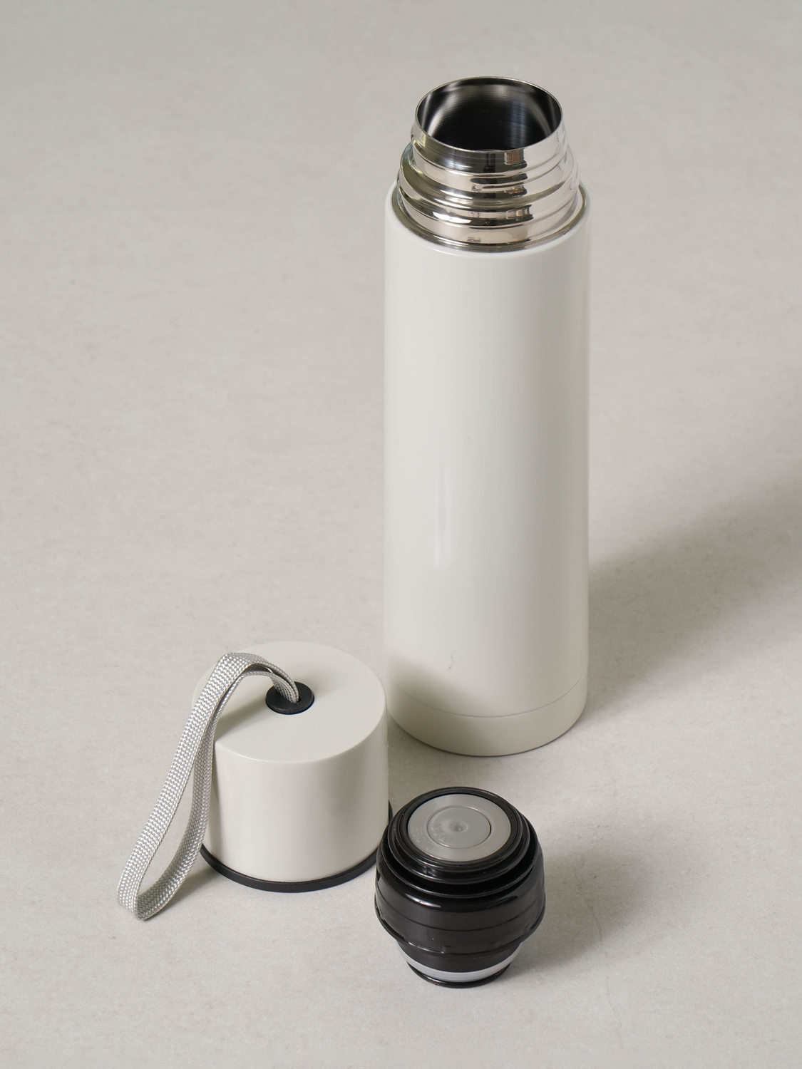 손잡이 끈 달린 보온병 470 ml 화이트