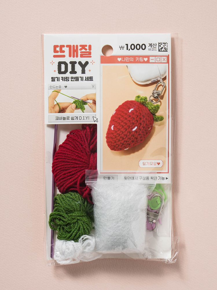Набор DIY для вязания брелока Клубника