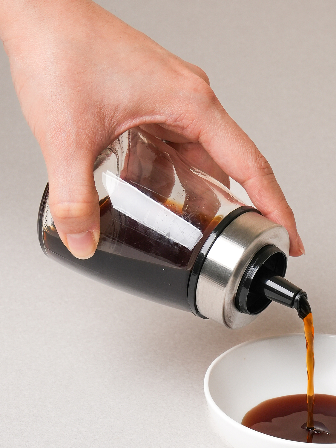 뚜껑이 있는 유리 소스병 170 ml