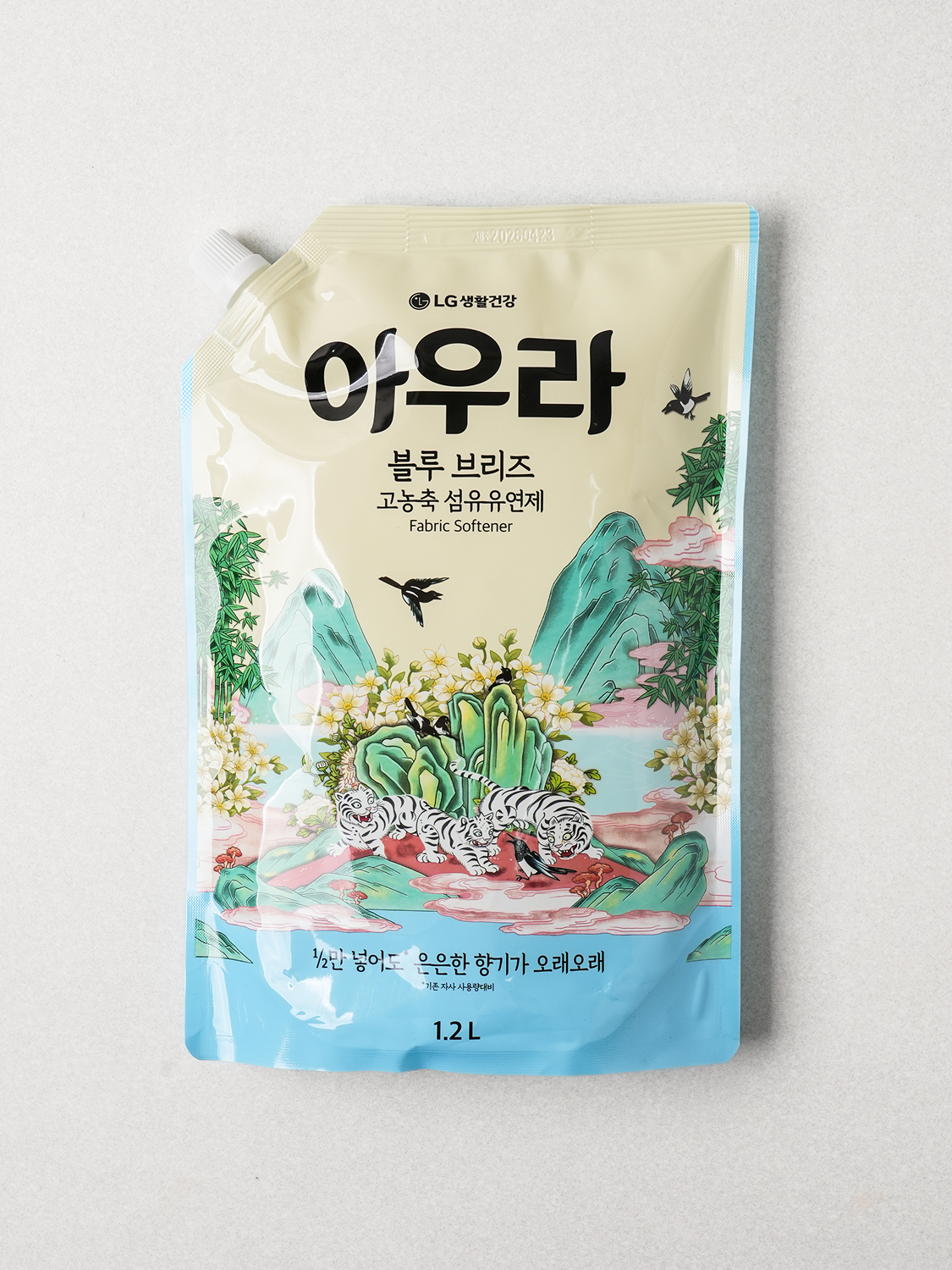 [전통에디션] 아우라 2X 고농축 섬유유연제 1.2 L 블루브리즈 향 by LG생활건강