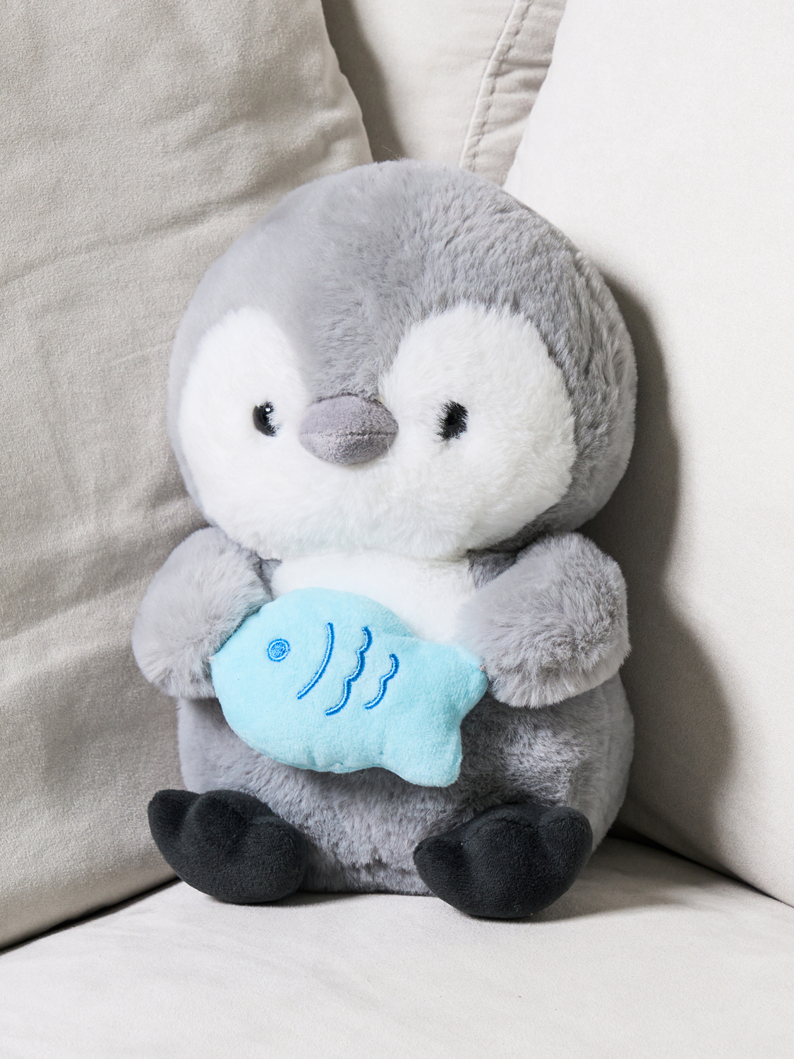 생선 들고 있는 펭귄 인형 블루