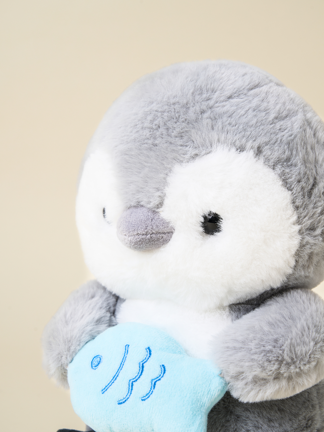 생선 들고 있는 펭귄 인형 블루