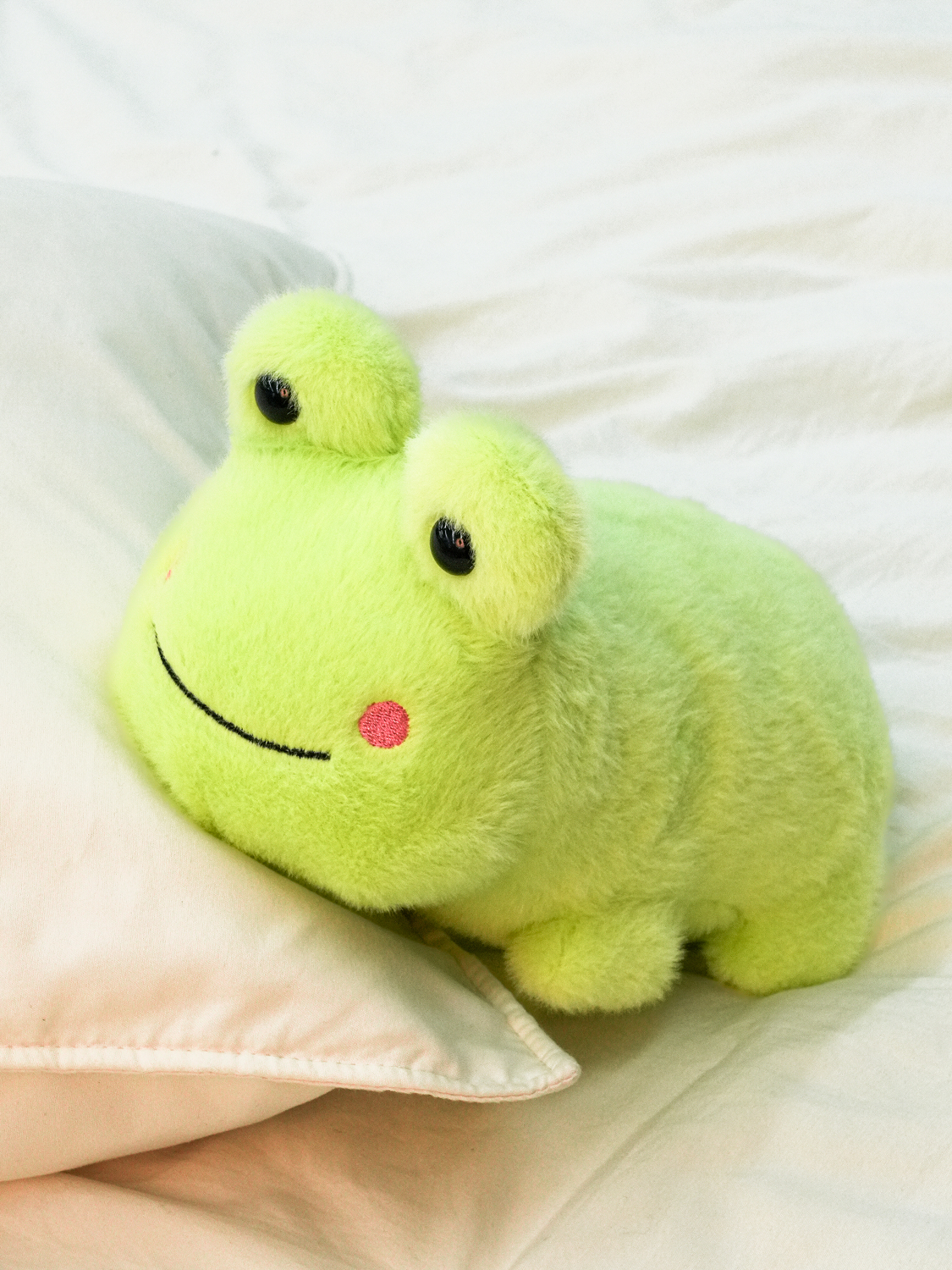 엎드린 개구리 인형