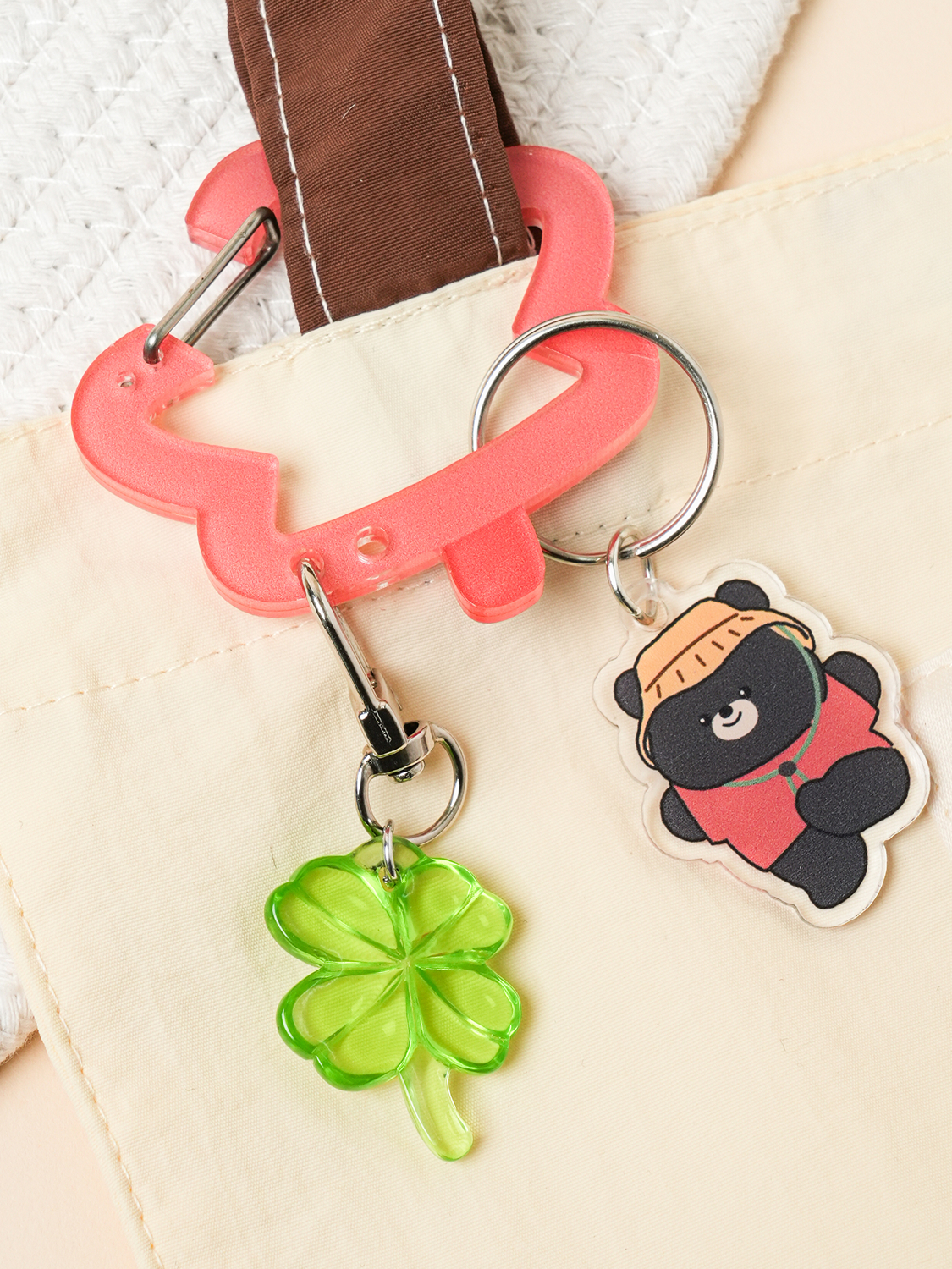 Autumn has arrived! Acrylic carabiner keychain with maple leaves.