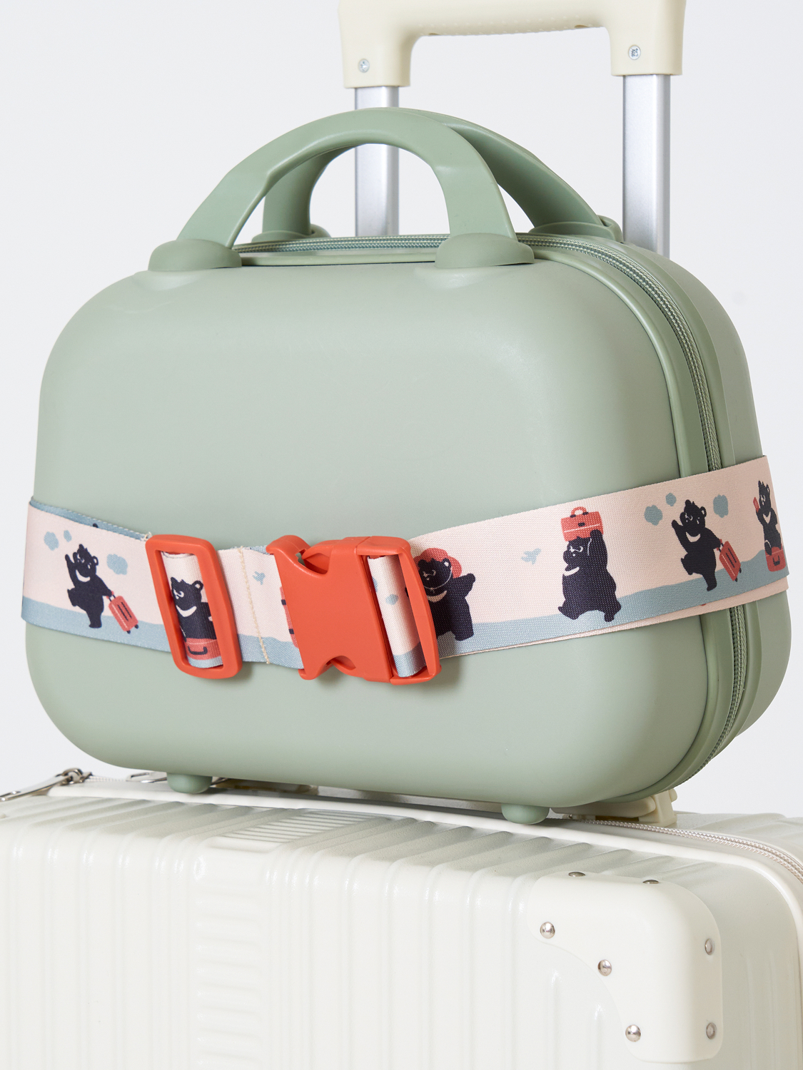 The autumn has arrived! Travel-themed character carry-on belt.