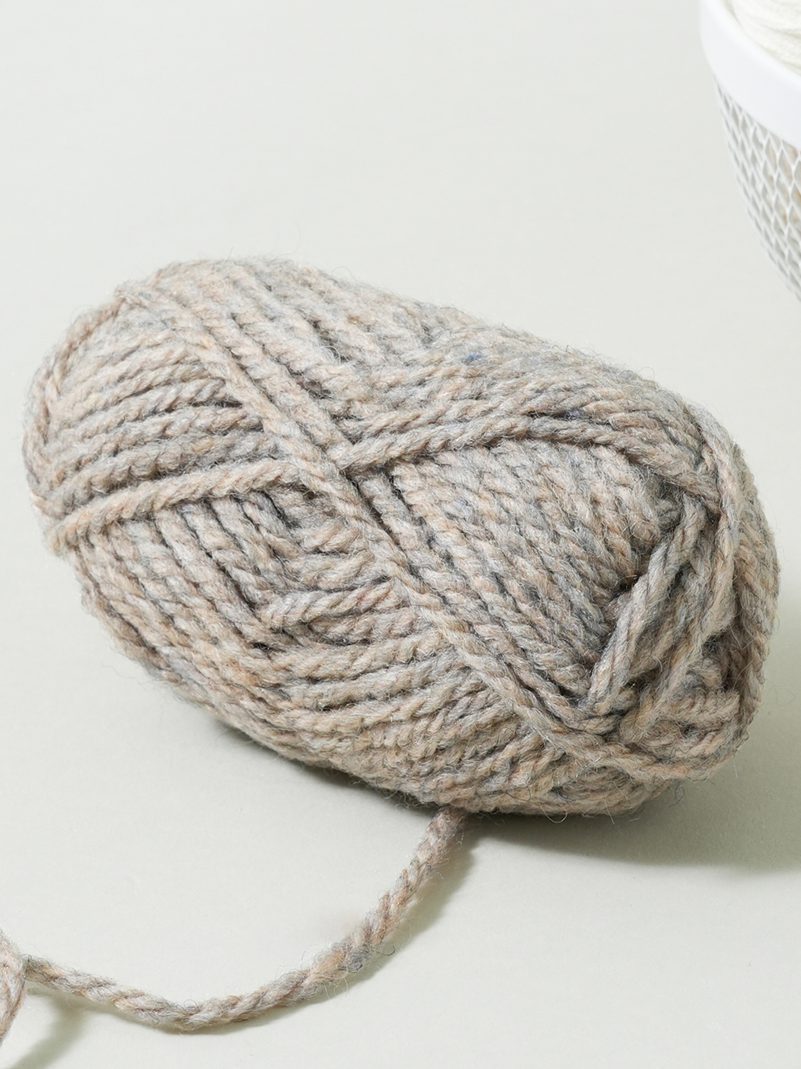 40 g Beige wool blend yarn