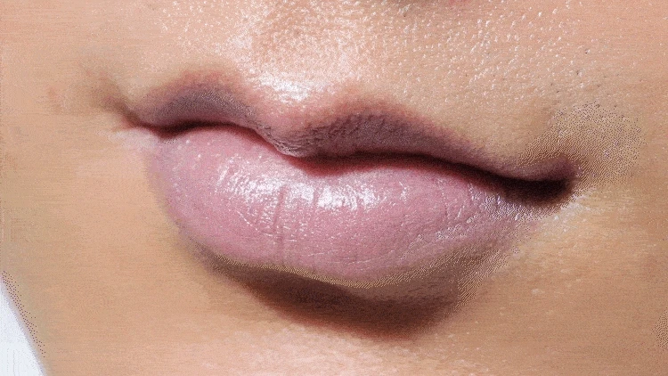 Healthy Tone Moist Lip Balm
PREP by B.READY
헬시톤 혈색 립밤 촉촉
MEN's LIPCARE
이런 입술 고민 있으셨나요?
립밤이 너무 번들거려요.
티나지 않고 은은한 컬러 립밤은 없나요?
보습력 좋은 립밤을 찾고 있어요.
입술에 핏기가 없고 하얘서 생기없어 보여요.
입술 색깔이 칙칙해요.
Healthy Moist Lipbalm
그렇다면 헬시톤 혈색 립밤 촉촉을 만나보세요!
프렙 바이 비레디는 B. 일상 속 중요한 순간에서 언제나 준비된 남자로 만들어주는 아모레퍼시픽 남성 스타일링 브랜드로 남성 피부고민에 적합한 성분과 기능을 담은 제품을 합리적인 가격으로 제안합니다.
프렙 바이 비레디 헬시톤 촉촉 립밤 Q 검색
prep: HEALTHY TONE MOIST LIP BALM
prepbyB.READY
pHTM
HYDRO MoistFinish
BRDY 자연스러운 Point 01
내 입술 맞춤 발색
개인의 입술 pH에 따라 자연스럽게 혈색만 살려주는 헬시톤 pHTM 기술 적용
BEFORE AFTER
건강한 입술 톤으로 pH 촉촉하게 마무리되는 립밤
헬시톤 pHTM은 개인의 입술 pH에 맞춰 자연스럽게 혈색을 살려주는 기술로 창백하거나 어두운 입술도 건강하고 생기있게 만들어줍니다.
READY
B.
by
COLOR B&A
→
사용 전 사용 후
보습에 좋은 성분을 모아 Point 02
빠르게 수분 충전!
헬시톤 혈색 립밤의 보습 성분
프렙 바이 비레디 헬시톤 촉촉 립밤 Q 검색
무루무루 버터
시어버터
비타민 E
호호바 오일
복귀 적용
보습을 위한 쉐어버터 무루무루버터 호호바 오일 3종 + 건강한 입술을 만들어주는 Vitamin E 성분까지
은은한 Point 03
천연 유래 민트 향
ZEZO INKOREA MADE
halvig紀西10(호) 농구공사
경제평정(空)
359
놓는 品质 뉴주
금|Y肠
DRIA 헤어 品豆
자연에서 유래된 페퍼민트 스피어민트 콘민트 3종의 천연 민트 오일이 함유되어 은은하고 산뜻한 향
HOW TO
가지고 다니면서 입술에 2~3회 정도 수시로 발라 주세요.
혈색 립밤 촉촉 혈색 립밤 매트
6.5g / ₩3,000 4.2g / ₩3,000
건강한 톤으로 촉촉하게 마무리되는 립밤 매트하게 마무리 되는 립밤
사용감: 촉촉하고 사용감: 번들거림 없이 적당히 윤기 있는 입술. 깔끔한 피니쉬.
pH 맞춤 혈색 UP!
프렙 바이 비레디 립밤 2종
히카페인TM
초촉촉 올인원 로션 \5,000
히카페인TM
오일컷 올인원 로션 \5,000
히카페인TM
편백수 스킨 토너 Moist Oil-cut \5,000
All-in-one Lotion
Healthy 헬시톤 혈색 립밤 촉촉
Cypress Tone
Skin Toner Cover \3,000
Lation
헬시톤 커버로션
SPF30/PA++ \5,000
헬시톤 혈색 립밤 매트 \3,000
본 상품 정보(상품 상세 상품 설명 등)의 내용은 협력사가 직접 등록한 것입니다.
상품정보 제공 고시
용량 또는 중량 6.5g
제품 주요 사항 모든 피부
사용기간 또는 제품 내 별도표기
개봉 후 사용기간
사용방법 제품을 개봉하여 입술에 수시로 도포하여 줍니다.
제조업자 및 코스비전 / 아모레퍼시픽
책임(제조)판매업자
제조국 대한민국
화장품법에 따라 페트롤라툼 마이크로크리스탈린왁스 기재하여야 하는 하이드로제네이티드폴리(C6-14올레핀) 모든 성분 (전성분) 하이드로제네이티드폴리아이소부텐 폴리부텐 카프릴릭/카프릭트라이글리세라이드 에틸렌/프로필렌/스타이렌코폴리머 시어버터 합성왁스 토코페릴아세테이트 호호바씨오일 데하이드로아세틱애씨드 야자씨버터 락틱애씨드 에틸렌/프로필렌코폴리머 향료 부틸렌/에틸렌/스타이렌코폴리머 정제수 적색218호 펜타메리스리틸레트라-다이-부틸하이드록시하이드록시신나메이트 토코페롤 비에이치티 리모넨
식품의약품안전처 해당사항 없음
심사 필 유무 (기능성화장품)
용법/용량 용법용량: 건조하고 창백한 입술에 수시로 발라주세요.
효능효과: 시어 버터 무루무루버터 호호바오일이 입술을 건강하고 촉촉하게 가꾸어주며 개인의 입술 pH에 따라 혈색 있는 입술색을 만들어줍니다.
사용할 때의 주의사항
1) 화장품 사용 시 또는 사용 후 직사광선에 의하여 사용부위가 붉은 반점 부어오름 또는 가려움증 등의 이상 증상이나 부작용이 있는 경우 전문의 등과 상담할 것
2) 상처가 있는 부위 등에는 사용을 자제할 것
3) 보관 및 취급 시의 주의 사항
가) 어린이의 손이 닿지 않는 곳에 보관할 것
나) 직사광선을 피해서 보관할 것
품질보증기준 본 제품에 이상이 있을 경우 공정거래위원회 고시 소비자분쟁해결기준에 의거 보상해드립니다.
소비자상담관련 전화번호 080-023-5454 (수신자 요금부담)
운영시간: 09:00~ 18:00 (점심시간 제외 12~13시) (주말 공휴일 제외)
※ 일본어, 한자, 특수문자 제거 완료
※ 오타 및 띄어쓰기 보정 적용
※ 원본 정보 누락 없음