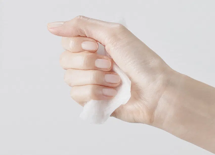 AGE RENEW  
AHC가 선사하는  
안티에이징 스킨 케어  
₩1,000  
AGE RENEW  
DUAL TENSION MASK  
TIGHTENING  
AGE RENEW  
TIGHTENING  
AGERENEW  
AGE RENEW  
AHC  
AHC AHC TIGHTENING  
AHC  
AHC  
₩1,000  
AGE RENEW  
DUAL TENSION MASK  
TIGHTENING  
NECK  
FACE  
중  
NEW  
AHC AGE RENEW DUAL TENSION MASK TIGHTENING  
에이지 리뉴  
듀얼 텐션 마스크  
타이트닝  
#안티에이징마스크 #항산화안티에이징  
#듀얼텐션마스크 #얼굴부터목까지  
미백 주름개선 이중기능성 화장품  
얼굴부터 목까지 단한장으로!  
항산화 안티에이징  
듀얼 텐션 마스크  
히비스커스꽃과 펩타이드 함유  
얼굴부터 목까지 한번에 관리하는  
더블 탄력 마스크  
항산화 안티에이징 케어  
*항산화 invitro 효능 평가  
[시험 시간] 2025.06.25-2025.09.10 [시험대상] in vitro DPPH radical 소거활성  
[시험 기관] PN케이피부임상연구센타(주) 어떤 피부 고민이 있으신가요?  
거울을 볼 때 피부 탄력이  
떨어지고 처진 느낌이 들 때  
눈가 이마 팔자주름 등에서  
잔주름이 점점 깊어질 때  
메이크업이 들뜨거나  
각질이 부각될 때  
피부 톤이 칙칙해지고 생기가  
없어 보일 때  
다양한 피부 노화 고민을 가진  
테스트 사용자들의 선택  
Point 01  
얼굴부터 목 피부까지  
한번에 안티에이징 케어  
+ 더블 탄력 마스크  
얼굴 전체 피부와  
목 피부까지 이어진 마스크로  
한번에 관리  
Point 02  
피부를 탄탄하고  
생기있게 케어  
펩타이드와 히비스커스꽃추출물 함유 마스크  
₩1,000  
AGE RENEW  
DUAL TENSION MASK  
TIGHTENING  
AHC  
TEXTURE  
순하고 부드러운 시트로 마일드하게  
수분과 영양을 집중 선사  
HOW TO USE  
STEP 01  
세안 후 토너나 미스트로 피부를 정돈한 뒤  
마스크를 꺼내어 펼쳐 얼굴 형태에 맞게 시트를 밀착 시킵니다.  
STEP 02  
마스크 하단의 목 부착 부위를 턱 하단으로 밀착 시키거나  
뜯어내어 목에 부착하여 사용합니다.  
STEP 03  
약 10~20분 동안 편안한 휴식을 취한 후 마스크를 떼어냅니다.  
STEP 04  
마스크를 떼어낸 후 피부에 남은 에센스를  
가볍게 눌러 흡수시켜 줍니다.  
-1,000원  
피부 고민 집중케어  
토탈안티에이징 리추얼  
STEP1 STEP2 STEP3 STEP4 STEP5  
탄력&리프팅 퍼밍 탄력&보습  
에이지리뉴 에이지리뉴 에이지리뉴 에이지리뉴 에이지리뉴 에이지리뉴 에이지리뉴  
크림 미스트 세럼 아이크림 아이크림 아이크림 크림 듀얼텐션마스크  
타이트닝 타이트닝 퍼밍 링클 하이드레이션 타이트닝 타이트닝  
AHC  
전문적인 피부 개선  
인체적용시험으로 입증된 더마 사이언스  
지속적인 아름다움을 위한 에스테틱  
AHC 에이지 리뉴 듀얼 텐션 마스크 타이트닝 28g  
Clinical Test  
안티에이징효과(피부 탄력 피부주름 피부 보습개선에 도움)  
한국피부과학연구원 2025.09.02~2025.09.30 만33~64세 성인 여성22명 볼 눈가 4주 개인차있음  
(미스트 세럼 크림 마스크 병행 사용시)  
항산화 in vitro 효능 평가  
PN케이피부임상연구센타(주) 2025.08.25-2025.09.10 invitro DPPH radical: 소거활성  
피부 일차자극 테스트 완료  
한국피부과학연구원 2025.09.08-2025.09.1 만24-64세 성인 31명  
첩포 제거 후 30분/24시간/48시간 후 등부위 개인차있음  
본상품 정보(상품 상세 상품 설명 등)의 내용은 협력사가 직접 작성한 것입니다.  
상품정보제공 고시  
제품명 에이 에이치씨 에이지 리뉴 듀얼 텐션 마스크 타이트닝  
용량또는중량 1매(28g)  
제품 주요사양 모든피부용  
사용기한 또는 개봉후사용기간 개봉 전36개월/개봉 후12개월  
사용법 1. 세안후 토너나 미스트로 피부를 정돈한 뒤 마스크를 꺼내어 펼쳐  
얼굴 형태에 맞게시트를 밀착 시킵니다.  
2. 마스크 하단의 목부착 부위를 턱 하단으로 밀착 시키거나  
뜯어내어 목에 부착하여 사용합니다.  
3. 약10~20분 동안 편안한 휴식을 취한 후 마스크를 떼어냅니다.  
4. 마스크를 떼어낸 후 피부에 남은 에센스를 가볍게 눌러  
흡수시켜줍니다.  
제조업자 및 책임판매업자 화장품제조업자: 한국콜마(주)  
화장품책임판매업자: (주)카버코리아  
제조국 대한민국  
전성분 정제수 제일프로판다이올 글리세린 나이아신아마이드 13헥산다이올  
차이드록시아세트산 전탄검 프로판다이올 클린프린 카페인 카보머  
폴리글리세릴-10아이소스테아레이트 카프릴릴글라이콜 트로에타민  
메틸실글리세린 아미노산 글리세릴10폴리하이드레이트 향료 주일반글라이콜  
다이스테아디모늄클로라이드 저밀리를글루코사이드 안하이드로자일리톨  
히비스커스꽃추출물 백미꽃추출물 자일리톨 접시꽃추출물  
녹차추출물 톱풀잎추출물 타임잎추출물 마그네슘피돌레이트  
카퍼트라이펩타이드-1 비사보톨 수염틸란드시아추출물 세린  
에틸헥산다이올 수크로오스 글라이신 칼슘클로라이드 오르니틴 씨솔트  
알라닌 마그네슘클로라이드 다이포타슘포스페이트 트레오닌  
아리스트롤 치스티딘 아스파티아트 발린 자식별글루타인  
관림펜글라이콜 프롤린 라이신 잡는이분홍치추출물 통신 타이르신  
아이소류신 마그네슘시트레이트 글루코사민에이치씨엘 페닐알라닌  
호플추출물 글루타믹애씨드 엘지닌 1메밀하이단트인24이드 아스파라민  
시트룰린 작약뿌리추출물 페녹시에탄올 메티오닌 타우린 레시틴  
트립토판 포믹애씨드 글루타민 시스테인 보리지추출물 수래국화꽃추출물  
마트리카리아 꽃/잎추출물 히아신스전초추출물 라벤더꽃수 클리리추출물  
포타슘솔베이트 소듐벤조에이트 호마린에이치씨엘 트라이펩타이드-10  
시트룰린 트라이에탄올아민 셀룰로오스검 콜레스-24 세라마이드엔피  
콜레스테롤 하이드로제네이티드레시틴  
기능성화장품 미백 주름개선 이중기능성: 화장품  
화장품법 화장품법에 따른 기능성 화장품 심사를 필함  
효능성분 나이아신아마이드 아데노신  
사용할때의주의사항 1. 화장품 사용 시 또는 사용 후 직사광선에 의하여 사용부위가  
붉은 반점 부어오름 또는 가려움증 등의 이상 증상이나 부작용이 있는 경우에는  
전문의 등과 상담할 것  
2. 상처가 있는 부위 등에는 사용을 자제할 것  
3. 보관 및 취급 사 주의사항  
1) 어린이의 손이 닿지 않는 곳에 보관할 것  
2) 직사광선을 피해서 보관할 것  
4. 눈주위를 피하여 사용할 것  
5. 화장품이 눈에 들어갔을 때에는 물로 씻어내고 이상이 있는 경우에는  
전문의와 상담할 것  
품질보증기준 본상품에 이상이 있을 경우 공정거래위원회 고시 '소비자분쟁해결 기준'에  
의해 교환 또는 보상해드립니다.  
소비자상담전화번호 구매처 또는 080-332-0855
