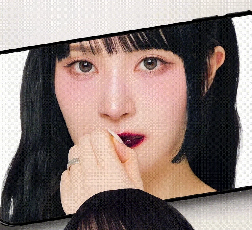 LIP TATTOO STICKER

상품명: 본셉 립 타투 스티커
01 살몬 티커 / 02 핑크 티커 / 03 로즈 티커

내용량: 8g
제조국: 한국
개봉 전 36개월 / 개봉 후 6개월

상품 설명:
원데이 립 타투 스티커로 스티커처럼 바르고 떼어내면 입술에 스민 듯 선명한 컬러가 24시간 유지됩니다. 물, 땀, 침에도 강력한 워터프루프 제품입니다.

주요 특징:

POINT 01: 24H LIP TATTOO
스티커처럼 떼어내면 입술에 스민 듯 24시간 컬러 래스팅
완전히 마른 후 부드럽게 떼어내면 입술에 스민듯 리얼 컬러 착색

POINT 02: 24H LIP TATTOO WATERPROOF
물, 땀, 침에도 강력한 워터프루프 립 타투 스티커

POINT 03: HYPOALLERGENIC
저자극 포뮬러로 건조한 입술에도 가볍고 편안하게 사용 가능
트리플 플로럴 추출물로 보습부터 영양까지 제공

POINT 04: FLOWER EXTRACT
플로럴 추출물로 입술에 영양 부여

색상:
01 살몬 티커 - 웜톤 PICK, 오렌지시럽에 한방울 더한 살몬오렌지
02 핑크 티커 - 쿨톤 PICK, 생기를 더한 정석 쿨톤 핑크
03 로즈 티커 - 뉴트럴톤 PICK, 분위기 있는 부드러운 MLBB 로즈

사용방법:
STEP 01: 맨 입술에 립 타투 스티커를 적당량 짜서 입술에 골고루 발라주세요. 원하는 대로 컬러를 조합해서 사용해도 괜찮습니다. 두껍지 않게 골고루 발라주세요.

STEP 02: 립 타투 스티커를 완전히 건조해주세요. 건조되는 시간은 입술에 바른 양에 따라 달라질 수 있습니다. 손으로 만졌을 때 묻어나지 않을 정도로 건조해주세요.

STEP 03: 가장자리부터 천천히 떼어낸 후 립밤, 립글로스로 마무리해주세요. 떼어낸 후 잔여물은 물티슈로 가볍게 정리해주세요. 본셉 모이스트 립 글로스로 마무리하면 더욱 촉촉한 연출이 가능합니다.

주의사항:
01 본 제품은 선명하게 착색되는 제품으로 다른 부위 또는 물건에 묻지 않도록 주의해 사용하여 주십시오.

02 필 오프 타입의 제형으로 입술 각질을 충분히 관리한 후 사용을 권장 드립니다. 각질 있는 입술에는 탈락된 각질에 제형이 붙어 상처를 유발할 수 있으니 주의해 주세요.

03 상처가 있는 입술에는 자극될 수 있으니 사용을 금합니다.

04 뚜껑을 열자마자 압력으로 인해 내용물이 즉시 토출될 수 있으며, 사용 후에는 뚜껑을 꼭 닫아서 보관해주세요.

05 디스플레이 해상도와 밝기에 따라 실제 제품의 색상과 다르게 보일 수 있습니다.

06 02 핑크티커의 경우, 바른 직후와 떼어낸 후 컬러에 다소 차이가 있을 수 있으나 제품 사용 시에는 이상 없습니다.

사용할 때의 주의사항:
1. 화장품 사용 시 또는 사용 후 직사광선에 의하여 사용부위가 붉은 반점, 부어오름 또는 가려움증 등의 이상 증상이나 부작용이 있는 경우에는 전문의 등과 상담할 것.

2. 상처가 있는 부위 등에는 사용을 자제할 것.

3. 보관 및 취급 시 주의사항
가) 어린이의 손이 닿지 않는 곳에 보관할 것.
나) 직사광선을 피해서 보관할 것.

제조업자: 뉴앤뉴
책임판매업자: (주)토니모리

소비자 상담실: 080-356-2222
