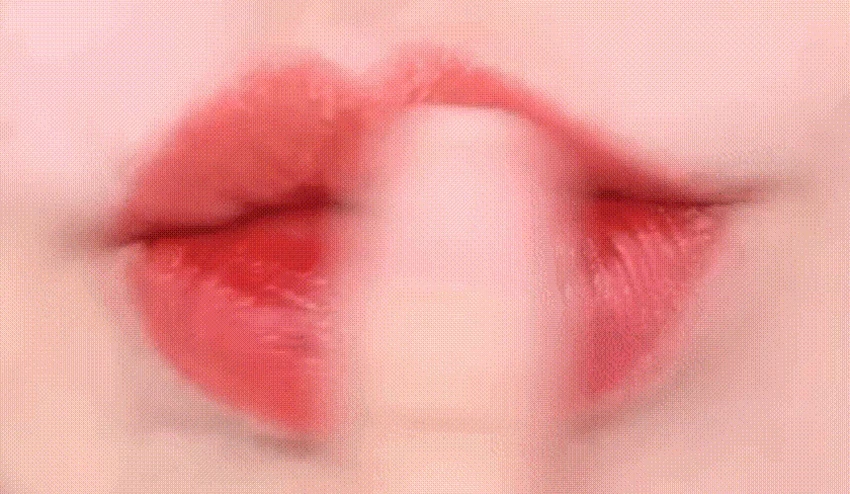 LIP TATTOO STICKER

상품명: 본셉 립 타투 스티커
01 살몬 티커 / 02 핑크 티커 / 03 로즈 티커

내용량: 8g
제조국: 한국
개봉 전 36개월 / 개봉 후 6개월

상품 설명:
원데이 립 타투 스티커로 스티커처럼 바르고 떼어내면 입술에 스민 듯 선명한 컬러가 24시간 유지됩니다. 물, 땀, 침에도 강력한 워터프루프 제품입니다.

주요 특징:

POINT 01: 24H LIP TATTOO
스티커처럼 떼어내면 입술에 스민 듯 24시간 컬러 래스팅
완전히 마른 후 부드럽게 떼어내면 입술에 스민듯 리얼 컬러 착색

POINT 02: 24H LIP TATTOO WATERPROOF
물, 땀, 침에도 강력한 워터프루프 립 타투 스티커

POINT 03: HYPOALLERGENIC
저자극 포뮬러로 건조한 입술에도 가볍고 편안하게 사용 가능
트리플 플로럴 추출물로 보습부터 영양까지 제공

POINT 04: FLOWER EXTRACT
플로럴 추출물로 입술에 영양 부여

색상:
01 살몬 티커 - 웜톤 PICK, 오렌지시럽에 한방울 더한 살몬오렌지
02 핑크 티커 - 쿨톤 PICK, 생기를 더한 정석 쿨톤 핑크
03 로즈 티커 - 뉴트럴톤 PICK, 분위기 있는 부드러운 MLBB 로즈

사용방법:
STEP 01: 맨 입술에 립 타투 스티커를 적당량 짜서 입술에 골고루 발라주세요. 원하는 대로 컬러를 조합해서 사용해도 괜찮습니다. 두껍지 않게 골고루 발라주세요.

STEP 02: 립 타투 스티커를 완전히 건조해주세요. 건조되는 시간은 입술에 바른 양에 따라 달라질 수 있습니다. 손으로 만졌을 때 묻어나지 않을 정도로 건조해주세요.

STEP 03: 가장자리부터 천천히 떼어낸 후 립밤, 립글로스로 마무리해주세요. 떼어낸 후 잔여물은 물티슈로 가볍게 정리해주세요. 본셉 모이스트 립 글로스로 마무리하면 더욱 촉촉한 연출이 가능합니다.

주의사항:
01 본 제품은 선명하게 착색되는 제품으로 다른 부위 또는 물건에 묻지 않도록 주의해 사용하여 주십시오.

02 필 오프 타입의 제형으로 입술 각질을 충분히 관리한 후 사용을 권장 드립니다. 각질 있는 입술에는 탈락된 각질에 제형이 붙어 상처를 유발할 수 있으니 주의해 주세요.

03 상처가 있는 입술에는 자극될 수 있으니 사용을 금합니다.

04 뚜껑을 열자마자 압력으로 인해 내용물이 즉시 토출될 수 있으며, 사용 후에는 뚜껑을 꼭 닫아서 보관해주세요.

05 디스플레이 해상도와 밝기에 따라 실제 제품의 색상과 다르게 보일 수 있습니다.

06 02 핑크티커의 경우, 바른 직후와 떼어낸 후 컬러에 다소 차이가 있을 수 있으나 제품 사용 시에는 이상 없습니다.

사용할 때의 주의사항:
1. 화장품 사용 시 또는 사용 후 직사광선에 의하여 사용부위가 붉은 반점, 부어오름 또는 가려움증 등의 이상 증상이나 부작용이 있는 경우에는 전문의 등과 상담할 것.

2. 상처가 있는 부위 등에는 사용을 자제할 것.

3. 보관 및 취급 시 주의사항
가) 어린이의 손이 닿지 않는 곳에 보관할 것.
나) 직사광선을 피해서 보관할 것.

제조업자: 뉴앤뉴
책임판매업자: (주)토니모리

소비자 상담실: 080-356-2222
