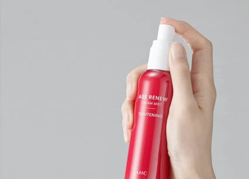 AGE RENEW  
AHC가 선사하는  
안티에이징 스킨 케어  
₩1,000  
AGE RENEW  
DUAL TENSION MASK  
TIGHTENING  
AGE RENEW  
TIGHTENING  
AGERENEW  
AGE RENEW  
AHC  
AHC AHC TIGHTENING  
AHC  
AHC  
AHC AGE RENEW CREAM MIST TIGHTENING  
에이지 리뉴  
크림 미스트 타이트닝  
#안티에이징미스트 #항산화안티에이징 #보습탄력미스트  
미백 주름개선 이중기능성 화장품  
NEW  
AGE RENEW  
CREAM MIST  
TIGHTENING  
히비스커스 꽃의  
에너지를 담은  
항산화 안티에이징  
크림 미스트  
항산화 invitro 효능 평가  
[시험 시간]2025.08.25~2025.09.10 [시험 대상] invitro DPPH radical 소거활성  
[시험 기관] 피엔케이피부임상연구센타(주)  
어떤 피부 고민이  
있으신가요?  
거울을 볼 때 피부 탄력이  
떨어지고 처진 느낌이 들 때  
눈가 이마 팔자주름 등에서  
잔주름이 점점 깊어질 때  
메이크업이 들뜨거나  
각질이 부각될 때  
피부 톤이 칙칙해지고 생기가  
없어 보일 때  
다양한 피부 노화 고민을 가진  
테스트 사용자들의 선택  
Point 01  
뿌리는  
보습 안티에이징  
보습 크림을 미스트로 오래도록 촉촉하게  
AGE RENEW  
CREAM MIST  
TIGHTENING  
Point 02  
피부를 탄탄하고  
윤기있게 케어  
콜라겐 히비스커스 꽃 추출물  
AGE RENEW  
CREAM MIST  
TIGHTENING  
HOW TO USE  
세라마이드를 함유한 고운 입자의 미스트를  
세안 후 건조함이 느껴질 때마다 수시로 뿌려줍니다  
집중 보습 레이어링 케어  
미스트로 수분을 공급한 뒤 세럼으로 영양을 채우고  
한번 더 크림 미스트로 보습 막을 만들어  
오래가는 보습과 영양감을 느껴보세요  
-1000 国  
AGERENEW  
AHC  
피부 고민 집중케어  
토탈안티에이징 리추얼  
STEP1 STEP2 STEP3 STEP4 STEP5  
탄력&리프팅 퍼밍 탄력&보습  
에이지리뉴 에이지 리뉴 에이지 리뉴 에이지리뉴 에이지리뉴 에이지리뉴 에이지리뉴  
크림미스트 세럼 아이크림 아이크림 아이크림 크림 듀얼텐션마스크  
타이트닝 타이트닝 퍼밍 링클 하이드레이션 타이트닝 타이트닝  
사용 Tip  
스킨케어 첫 단계에서 스킨/토너 대신 사용 가능합니다  
피부가 건조할 때마다 수시로 얼굴 전체에 가볍게 분사해 주세요  
AHC  
전문적인 피부 개선  
인체적용시험으로 입증된 더마 사이언스  
지속적인 아름다움을 위한 에스테틱  
AHC 에이지 리뉴 크림 미스트 타이트닝 100ml  
Clinical Test  
안티에이징효과(피부 탄력 피부 주름 피부 보습개선에 도움)  
한국피부과학연구원 2025.09.02~2025.09.30 만33~64세 성인 여성 22명 볼 눈가 4주 개인차있음  
(미스트 세럼 크림 마스크 병행 사용 시)  
항산화 in vitro 효능 평가  
피엔케이피부임상연구센타(주) 2025.08.25~2025.09.10 in vitro DPPH radical 소거활성  
피부 일차자극 테스트 완료  
한국피부과학연구원 2025.09.08~2025.09.11 만24~64세 성인 31명 첩포 제거 후 30분/24시간/48시간 후 등부위 개인차 있음  
본상품 정보(상품 상세 상품 설명 등)의 내용은 협력사가 직접 작성한 것입니다  
상품정보제공 고시  
제품명 에이 에이치 씨 에이지 리뉴 크림 미스트 타이트닝  
용량 또는중량 100ml  
제품 주요 사양 모든 피부용  
사용기한 또는개봉후사용기간 개봉전36개월/개봉 후12개월  
사용법 ·사용 전가볍게 흔든 뒤 얼굴에서 10~20cm 정도 거리를 둔 상태에서 눈을 감고 얼굴 전체에 고르게 분사한 후 가볍게 눌러 흡수시켜 줍니다  
·피부에 건조함을 느낄 때마다 얼굴 전체에 가볍게 분사해 줍니다  
제조업자 및 책임판매업자 화장품제조업자: 코스맥스(주)  
화장품책임판매업자:(주)카버코리아  
제조국 대한민국  
전성분 정제수 글리세린 부틸렌글라이콜 프로판다이올 나이아신아마이드 쌀겨오일 다이페닐다이메티콘 페녹시에탄올 판테놀 트라이에틸헥사노인 카프릴릭/카프릭트라이글리세라이드 폴리글리세릴-10라우레트 차이드록시에틸우레마 하이드로제네이티드레시틴 카드릴릴글라이콜 에틸헥실글리세린 1 2-헥산다이올 아데노신 향료 카보머 소듐파이테이트 트로메타민 세라마이드엔피 히비스커스꽃추출물 콜라겐 사이아노코발라민 황색5호 (CI 15985) 황색4호 (CI 19140) 토코페롤  
기능성화장품 미백 주름개선 이중기능성 화장품  
화장품법 화장품법에 따른 기능성 화장품 심사를 필함  
효능성분 나이아신아마이드 아데노신  
사용할때의 주의사항 1 화장품 사용 시또는 사용 후 직사광선에 의하여 사용부위가 붉은 반점 부어오름 또는 가려움증 등의 이상 증상이나 부작용이 있는 경우에는 전문의 등과 상담할 것  
2 상처가 있는 부위 등에는 사용을 자제할 것  
3 보관 및 취급 시 주의사항  
1) 어린이의 손이 닿지 않는 곳에 보관할것  
2)직사광선을 피해서 보관할 것  
4 눈 주위를 피하여 사용할 것  
5 화장품이 눈에 들어갔을 때에는 물로 씻어내고 이상이 있는 경우에는 전문의와 상담할 것  
품질보증기준 본 상품에 이상이 있을 경우 공정거래위원회 고시 '소비자분쟁해결 기준'에 의해 교환 또는 보상해 드립니다  
소비자 상담 전화번호 구매처 또는 080-332-0855