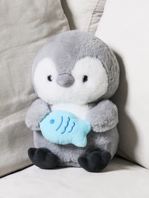생선 들고 있는 펭귄 인형 블루