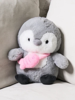 생선 들고 있는 펭귄 인형 핑크